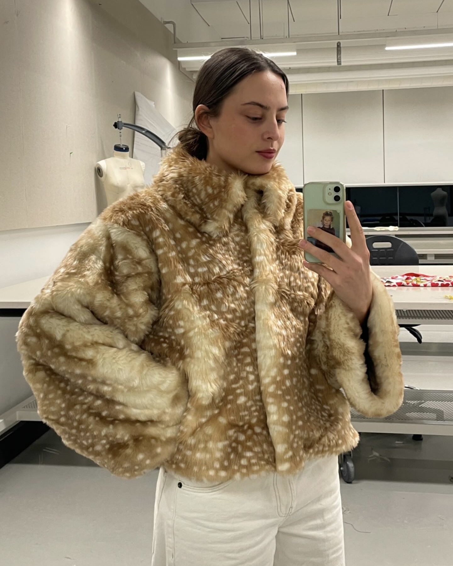 레오파드, 도트 다음엔 밤비 패턴?🤔
과하지 않게 센스있는 밤비 패턴🤎👀 이번 겨울엔 밤비다

지난 여름까지 핫했던 도트 패턴의 인기가 식어가는 중, 밤비 패턴이 주목받고 있는데요. 귀여움과 빈티지 무드를 느낄 수 있는 밤비 패턴은 단숨에 룩에 신선하고 로맨틱한 포인트를 더해주는 트렌디한 아이템으로 떠오르고 있습니다.

특히 은은한 미니 밤비 패턴이 돋보이는데요. 룩에 포인트 주면 과하지 않으면서도 센스 있는 겨울룩을 완성할 수 있어, 다양한 브랜드들에서 관련 아이템들을 선보이고 있습니다. 레오파드가 부담스럽다면, 잔잔하고 부드러운 밤비 패턴은 어떨까요? 이미지