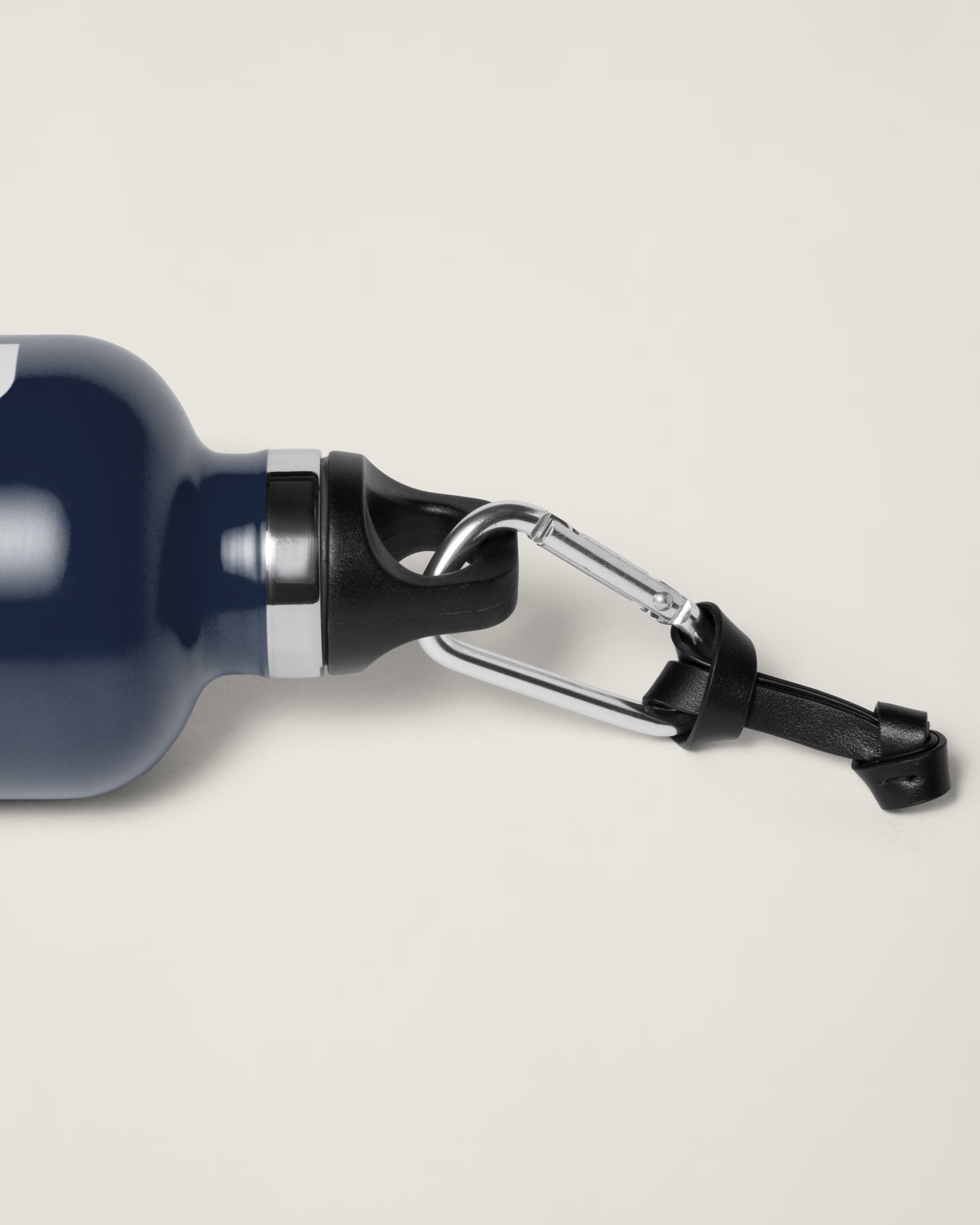 사계절 필수템💦미우미우 워터 보틀
실용성부터 미우미우 감성까지🤍✨워터 보틀로 부담 없이 즐기자
미우미우에 텀블러도 있다는 거 알고 있었나요? 미우미우의 스테인리스 스틸 워터 보틀은 20만 원대 가격으로 블루, 핑크, 옐로우 총 3가지 컬러를 선보이며, 500ml 용량에 스냅 후크까지 구성되어 휴대성 좋은 아이템입니다.
견고한 스테인리스 스틸 바디에 미우미우 로고가 더해진 미니멀한 디자인으로, 일상 속에서도 브랜드 감성을 자연스럽게 드러낼 수 있는 라이프스타일 아이템이죠. 특히 미우미우의 감성을 가장 부담 없이 느낄 수 있다는 점이 매력적입니다. 이미지2