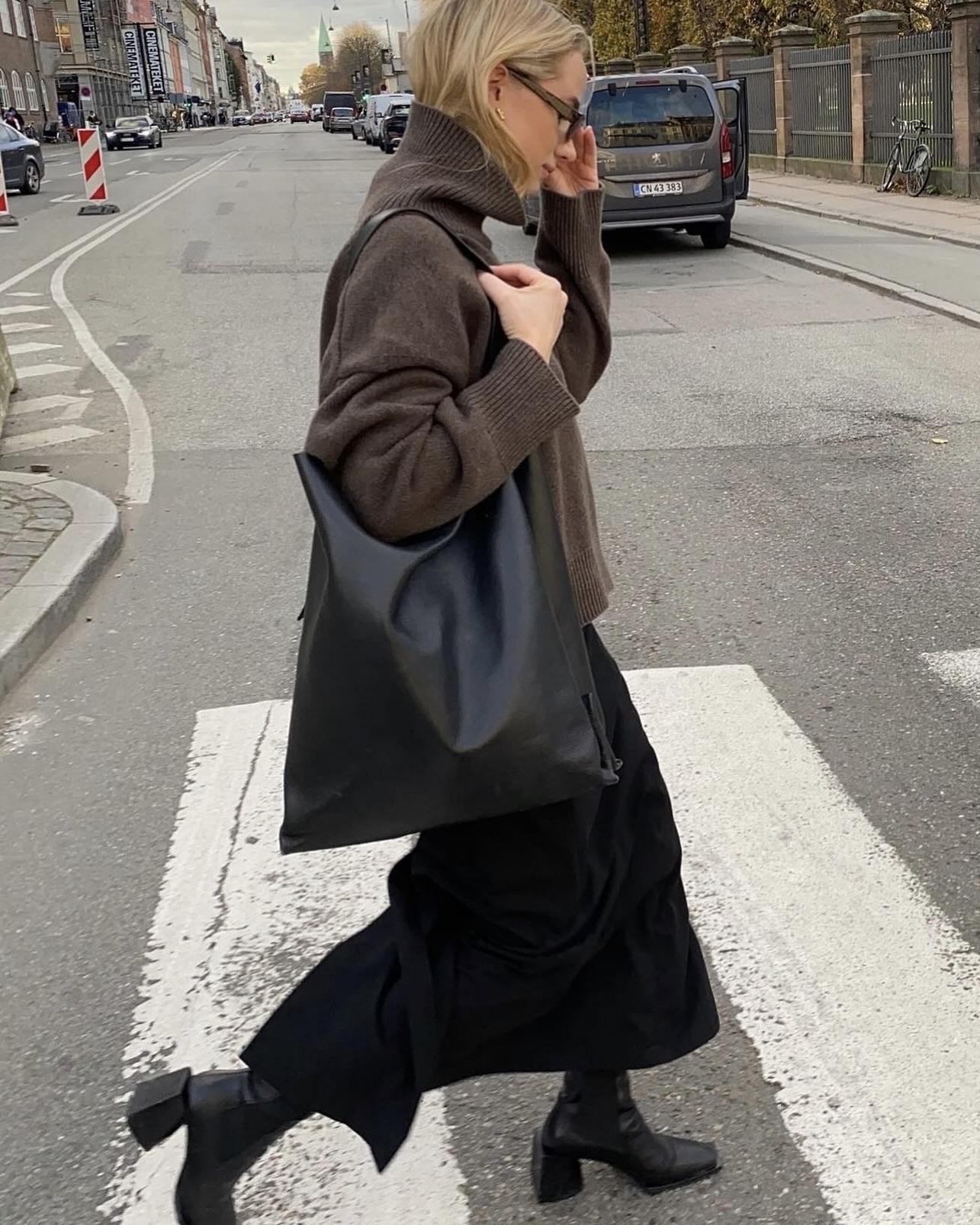 라인을 딱 살려주는 펜슬스커트✏️
다리는 길고 날씬하게 보이는 효과 원한다면? 🔍🖤펜슬스커트지
이미지4