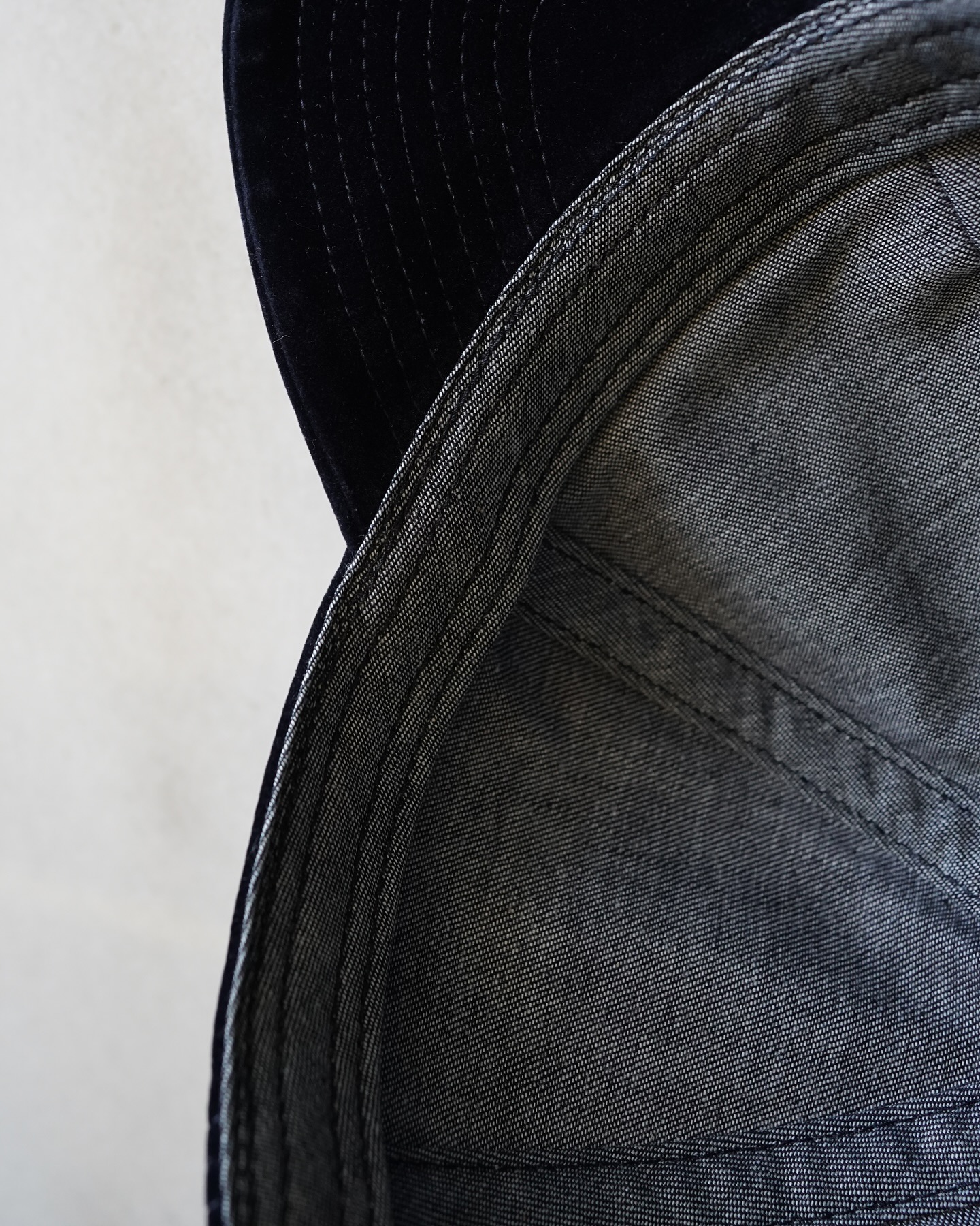 벨벳으로 돌아온 미우미우 볼캡✨
세련미와 겨울 느낌 낭낭한 미우미우 벨벳 볼캡 이번에 품자🤎🖤
미우미우와 뉴발란스 볼캡에 이어, 이번 시즌에는 부드럽고 고급스러운 질감의 미우미우 벨벳 베이스볼 캡을 선보였는데요. 블랙, 브라운, 샌드, 네이비 총 4가지 컬러로 조절형 스트랩과 가죽 엔드 캡을 더해 세련된 감각을 담아냈습니다.
은은한 광택과 미니멀한 로고 디테일 덕분에 캐주얼룩부터 모던룩까지 다양하게 활용하기 좋습니다. 특히 니트나 코트와 매치하면 고급스러운 포인트를 더해주죠. 룩에 세련된 감각을 더하고 싶다면 미우미우 벨벳 베이스볼 캡으로 마무리 해보세요. 이미지3