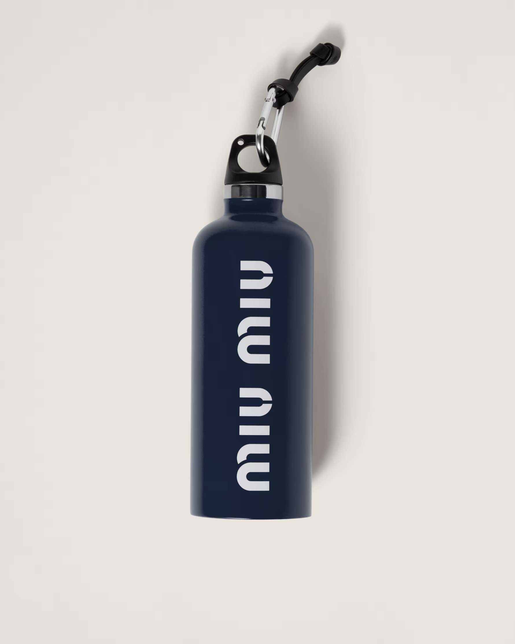 사계절 필수템💦미우미우 워터 보틀
실용성부터 미우미우 감성까지🤍✨워터 보틀로 부담 없이 즐기자
미우미우에 텀블러도 있다는 거 알고 있었나요? 미우미우의 스테인리스 스틸 워터 보틀은 20만 원대 가격으로 블루, 핑크, 옐로우 총 3가지 컬러를 선보이며, 500ml 용량에 스냅 후크까지 구성되어 휴대성 좋은 아이템입니다.
견고한 스테인리스 스틸 바디에 미우미우 로고가 더해진 미니멀한 디자인으로, 일상 속에서도 브랜드 감성을 자연스럽게 드러낼 수 있는 라이프스타일 아이템이죠. 특히 미우미우의 감성을 가장 부담 없이 느낄 수 있다는 점이 매력적입니다. 이미지