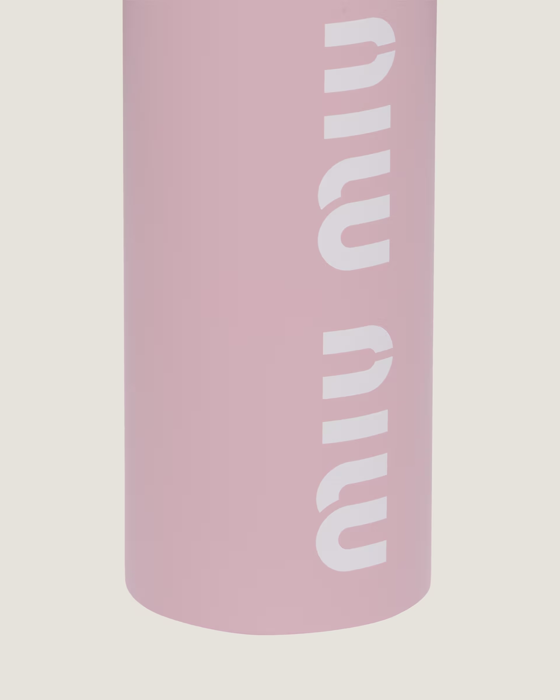 사계절 필수템💦미우미우 워터 보틀
실용성부터 미우미우 감성까지🤍✨워터 보틀로 부담 없이 즐기자
미우미우에 텀블러도 있다는 거 알고 있었나요? 미우미우의 스테인리스 스틸 워터 보틀은 20만 원대 가격으로 블루, 핑크, 옐로우 총 3가지 컬러를 선보이며, 500ml 용량에 스냅 후크까지 구성되어 휴대성 좋은 아이템입니다.
견고한 스테인리스 스틸 바디에 미우미우 로고가 더해진 미니멀한 디자인으로, 일상 속에서도 브랜드 감성을 자연스럽게 드러낼 수 있는 라이프스타일 아이템이죠. 특히 미우미우의 감성을 가장 부담 없이 느낄 수 있다는 점이 매력적입니다. 이미지5