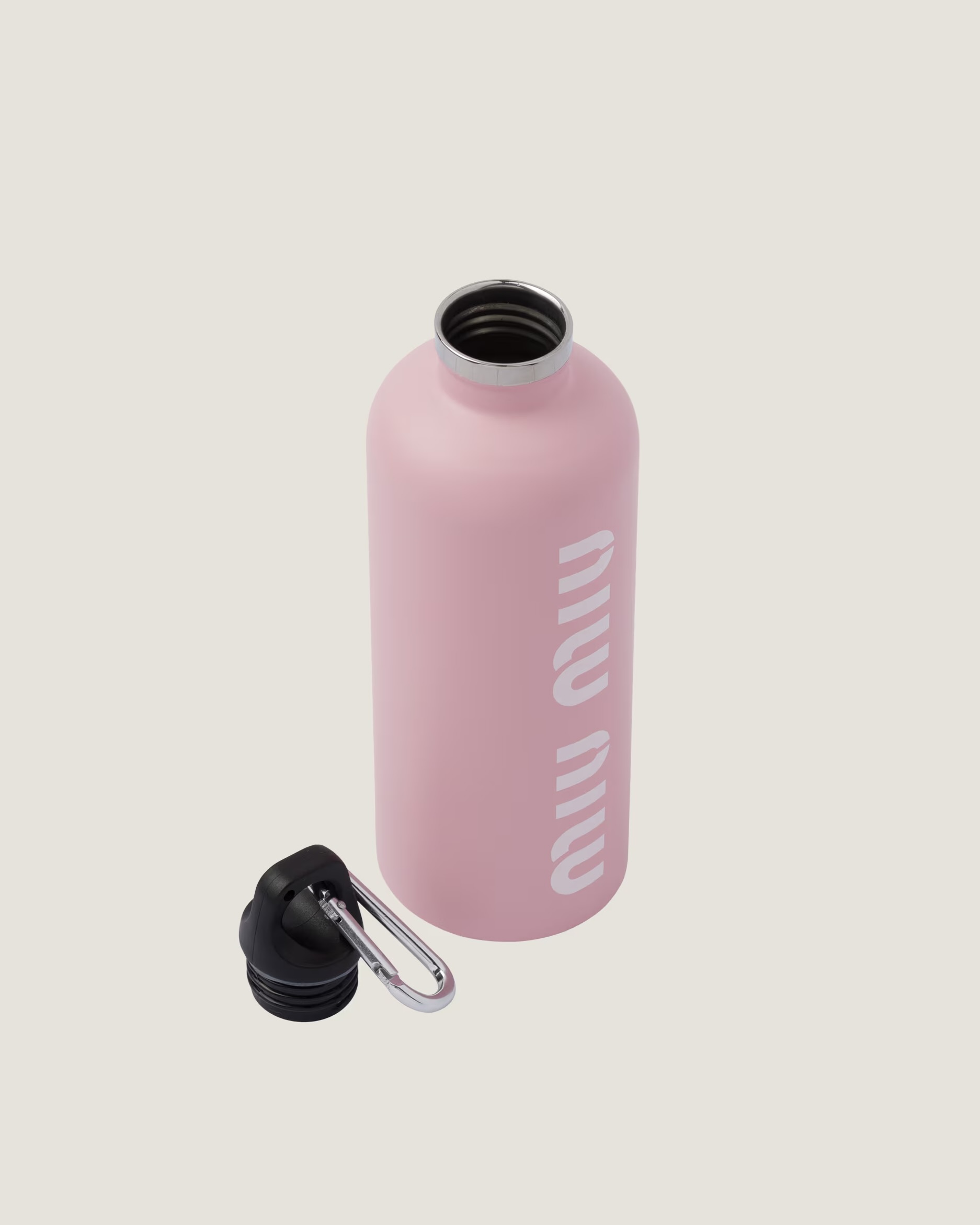 사계절 필수템💦미우미우 워터 보틀
실용성부터 미우미우 감성까지🤍✨워터 보틀로 부담 없이 즐기자
미우미우에 텀블러도 있다는 거 알고 있었나요? 미우미우의 스테인리스 스틸 워터 보틀은 20만 원대 가격으로 블루, 핑크, 옐로우 총 3가지 컬러를 선보이며, 500ml 용량에 스냅 후크까지 구성되어 휴대성 좋은 아이템입니다.
견고한 스테인리스 스틸 바디에 미우미우 로고가 더해진 미니멀한 디자인으로, 일상 속에서도 브랜드 감성을 자연스럽게 드러낼 수 있는 라이프스타일 아이템이죠. 특히 미우미우의 감성을 가장 부담 없이 느낄 수 있다는 점이 매력적입니다. 이미지4