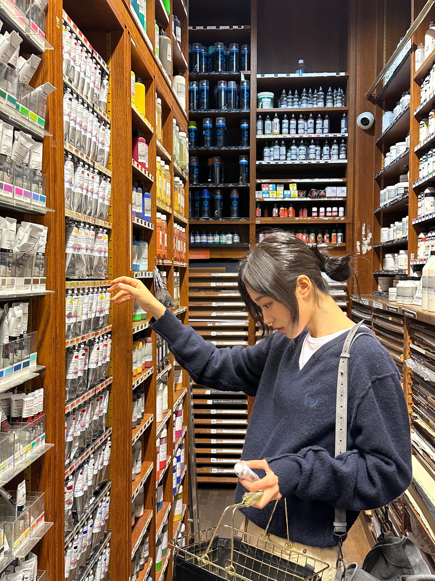 레이어링 하기 좋은 브이넥 니트🧶 브이넥 니트 뭐랑 입지 고민될 때🤔🔍셔츠나 긴팔티랑 겹치자 이미지