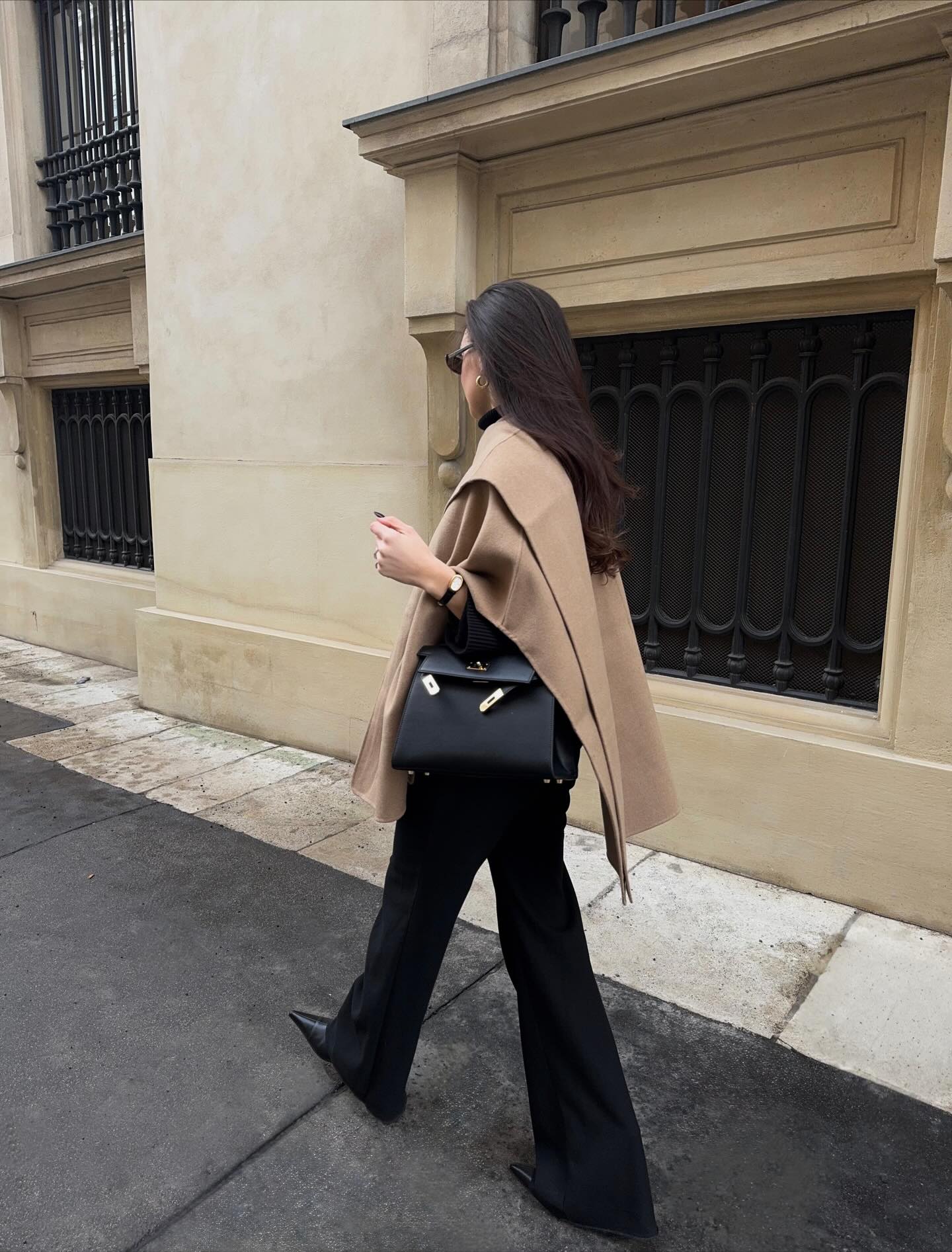 올 겨울 트렌드는 미디 코트🩶 겨울엔 미디 코트로 더 세련되게 데일리 코디하기🌨️✨ 겨울에 입기 좋은 미디 코트, 지금 바로 소개해드릴게요. 1. 코스 더블 페이스 울 스카프 케이프, 30만 원대 메리노 울 블렌드 소재의 케이프 코트입니다. 넥라인에 자연스럽게 떨어지는 스카프 디테일이 포인트인데요. 블랙 슬랙스와 미니멀한 백을 매치해 모던하고 우아한 데일리룩을 연출할 수 있습니다. 2.마시모두띠 쇼트 터틀넥 울 블렌드 코트, 30만 원대 울 블렌드 소재로 제작된 하이넥 쇼트 코트입니다. 사선 버튼 디테일과 미니멀한 실루엣으로 모던한 무드를 더했는데요. 블랙 슬랙스와 짜임 가방을 매치해 세련된 데일리룩을 연출할 수 있습니다. 이미지