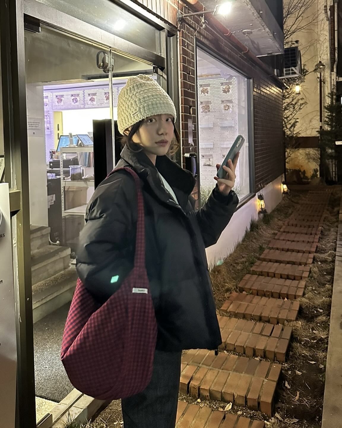 겨울 교복템은 숏패딩이지🩶
솔직히 롱패딩 불편하고 경량패딩은 춥잖아🥶❄️숏패딩이 최고야 이미지1