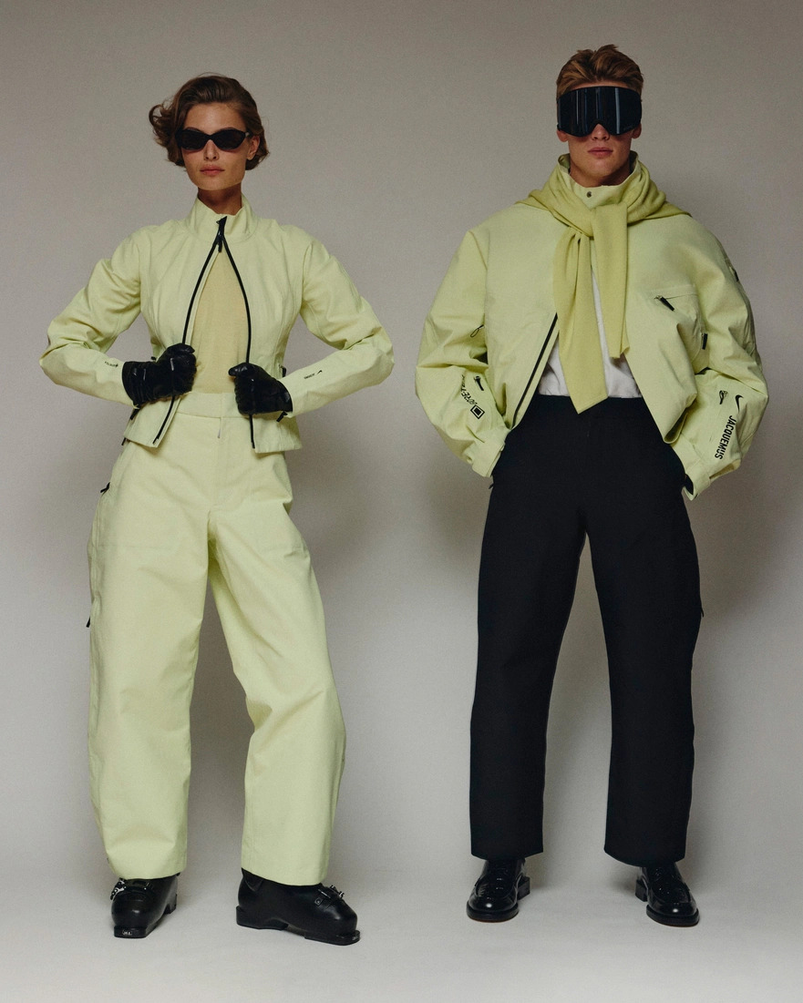 자크뮈스 x 나이키 스키🤍
올 겨울 첫 스키웨어 컬렉션 공개🎿☃️

자크뮈스와 나이키 스포츠웨어가 첫 스키웨어 컬렉션을 선보였습니다. 고어텍스 재킷부터 스터럽 레깅스까지 총 18피스로 구성되었는데요.

이번 스키 컬렉션은 자크뮈스 공식 온라인 스토어에서 먼저 공개되었으며, 나이키 공식 홈페이지와 오프라인 매장에서는 12월 3일 출시 예정입니다. 이미지