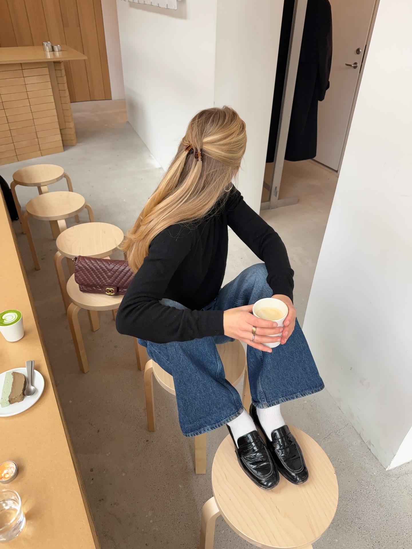 겨울 코디 확 살려줄 로퍼✨ 잡화의 계절에 딱 필요한 로퍼💡👞어떤 룩에도 깔끔하게 완성 이미지