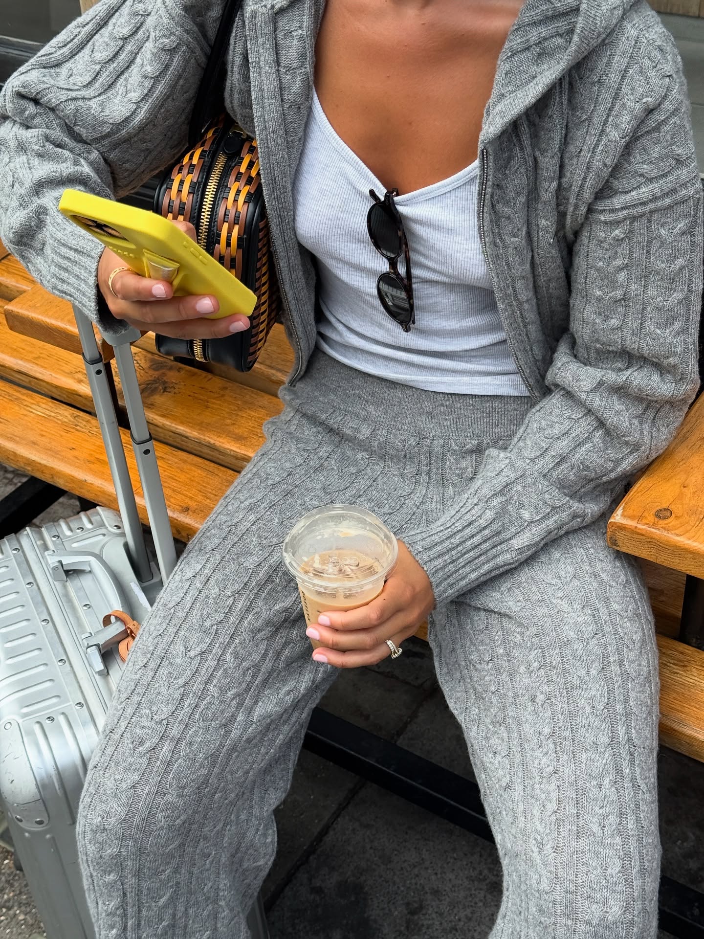 편하고 포근한 후드집업🩶 겨울마다 손이 가는 그레이 후드집업으로 데일리룩 완성🐰❄️  요즘 날씨에 입기 좋은 후드집업, 지금 바로 소개해드릴게요.  1. 아데놀라 케이블 니트 후드 집업, 10만 원대 투웨이 지퍼가 더해진 케이블 니트 후드 집업입니다. 슬리브리스와 니트 팬츠 셋업으로 매치해 편안한  데일리룩을 완성할 수 있습니다.  2.  보앤티 소프트 니트 크롭 후디, 10만 원대 니트 원단으로 제작된 후드 집업입니다. 드롭 숄더 실루엣과 여유로운 핏, 투웨이 지퍼 디자인이 특징인데요. 니트 팬츠와 셋업으로 매치해 원마일웨어로 활용하기 좋은 아이템입니다. 이미지