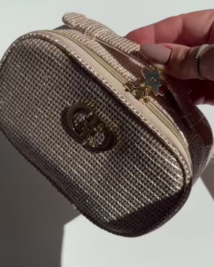 10만 원으로 누리는 디올 파우치✨ 가방처럼 활용하기 좋은 디올 파우치🤍🪄놓치지 말고 얼른 겟  최근 2025디올 홀리데이 에디션에 구성된 파우치가 핫한대요. 이번 시즌은 서커스 오브 드림즈를 테마로, 화려하면서도 현대적인 감각을 담아내었죠. 그중, 파우치가 포함된 리미티드 라인이 인기를 끌고 있습니다.  디올 내추럴 글로우, 뷰티 케어, 캡춰 세럼 리추얼 세트 총 3가지 구성으로 만나볼 수 있는데요. 영롱한 파우치에 스트랩을 연결해 크로스백으로 활용할 수 있어 소장하기 좋은 아이템이죠. 현재 디올 공홈이나 카카오톡 선물하기를 통해 구매할 수 있습니다.  이미지