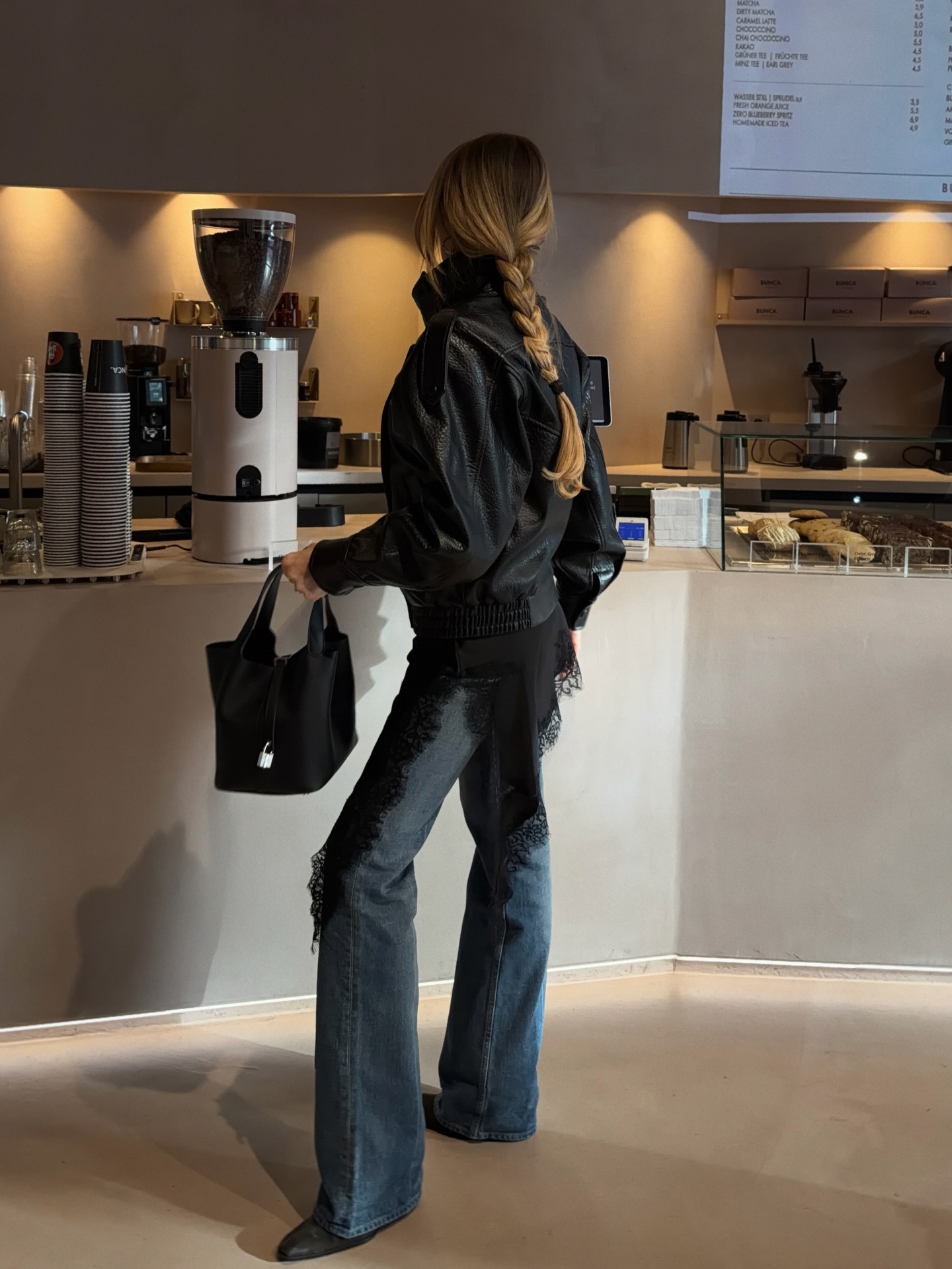 부츠컷 입으면 다리 자동 보정😯
몸매 라인 살려주는 부츠컷👖💫 취향 저격 코디 참고해 보자 이미지2