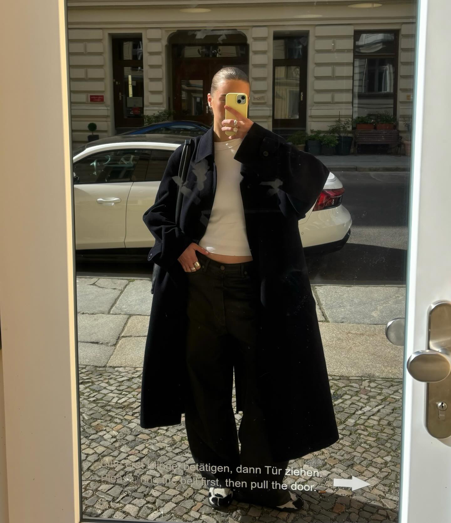 심플하고 세련된 모나미룩 🤍🖤 출근룩부터 하객룩까지 활용 가능한 겨울 모나미룩 코디✨ 이미지