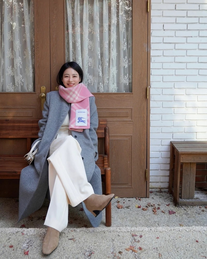 겨울 준비의 완성은 목도리지❄️
보온은 물론 룩 분위기를 살려줄 럭셔리 목도리 3가지✨🪄
겨울에 필요한 럭셔리 목도리 3가지 참고해 보세요.
1. 버버리 체크 캐시미어 스카프, 80만 원대
신예은이 두른 체크 목도리는 프린지 디테일과 로고 라벨이 포인트인 자카드 직조 시즈널 체크가 돋보이는 아이템이죠. 그레이 롱 코트와 화이트 팬츠에 매치하면, 차분한 미니멀룩에 생기를 더해줍니다.
2. 아크네 스튜디오 모헤어 체크 스카프, 50만 원대
안소희가 착용한 목도리는 다양한 컬러의 체크 패턴과 부드럽고 풍성한 모헤어 혼방 소재가 특징이죠. 롱 코트와 매치하면 모던하면서도 발랄한 포인트를 줍니다.
3. 버버리 체크 울 스카프 오터, 90만 원대
다솜이 두른 목도리는 브랜드 시그니처 체크 패턴과 프린지 디테일이 더해진 클래식한 아이템이죠. 뽀글이 코트와 매치하면 러블리하면서도 레트로한 무드를 연출할 수 있습니다. 이미지2