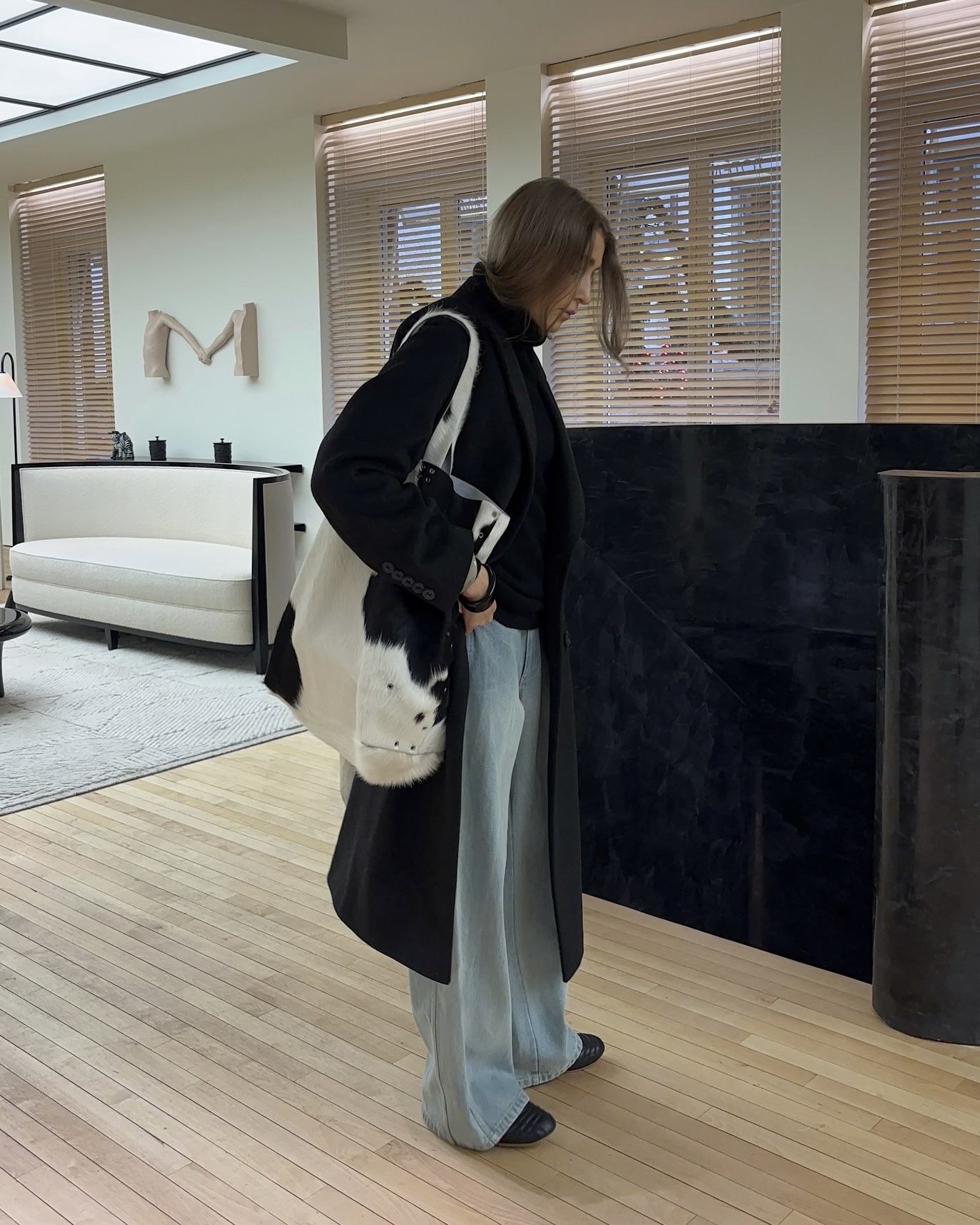 얼어붙은 스타일? 데님으로 녹여💙 데님 팬츠라 뭐 입을지 고민이라면🔍👀 내가 아르켜 줄게  지금 참고하기 좋은 겨울 데님 팬츠 스타일링 3가지를 소개합니다.  1. 롱코트 겨울 스타일링에서 빼놓을 수 없는 롱 코트는 데님 팬츠와 매치하면 내추럴하면서도 클래식한 룩을 완성할 수 있죠.블랙 롱 코트는 도시적인 시크함을, 밝은 톤의 코트는 포멀하면서 부드러운 분위기를 더해줍니다.   2. 니트 가장 쉽게 스타일을 완성할 수 있는 근본템, 니트와 데님 조합은 따뜻하면서도 센스 있는 룩을 연출해 줍니다. 특히 터틀넥 니트를 매치하면 한층 포근하고 미니멀한 무드가 살아나 데일리로 입기 좋은 조합입니다.  3. 퍼 자켓 풍성한 퍼 자켓의 볼륨과 데님의 깔끔한 실루엣이 만나 자연스러운 Y 밸런스가 생겨 체형 보완까지 해주죠. 두 아이템 조합은 과하지 않으면서도 y2k 감성의 겨울 꾸안꾸룩을 완성할 수 있습니다. 이미지