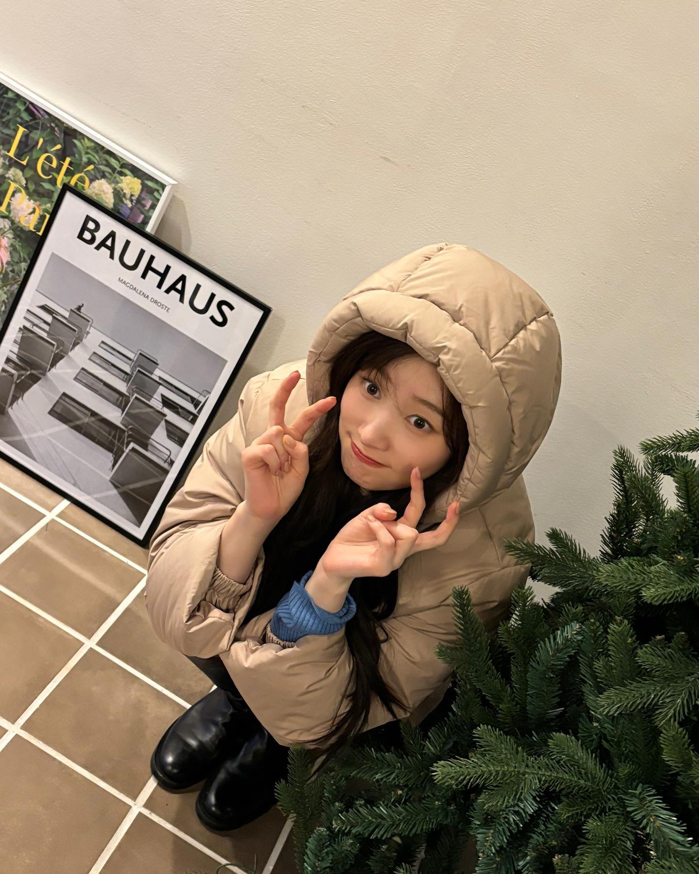 겨울 교복템은 숏패딩이지🩶
솔직히 롱패딩 불편하고 경량패딩은 춥잖아🥶❄️숏패딩이 최고야 이미지5