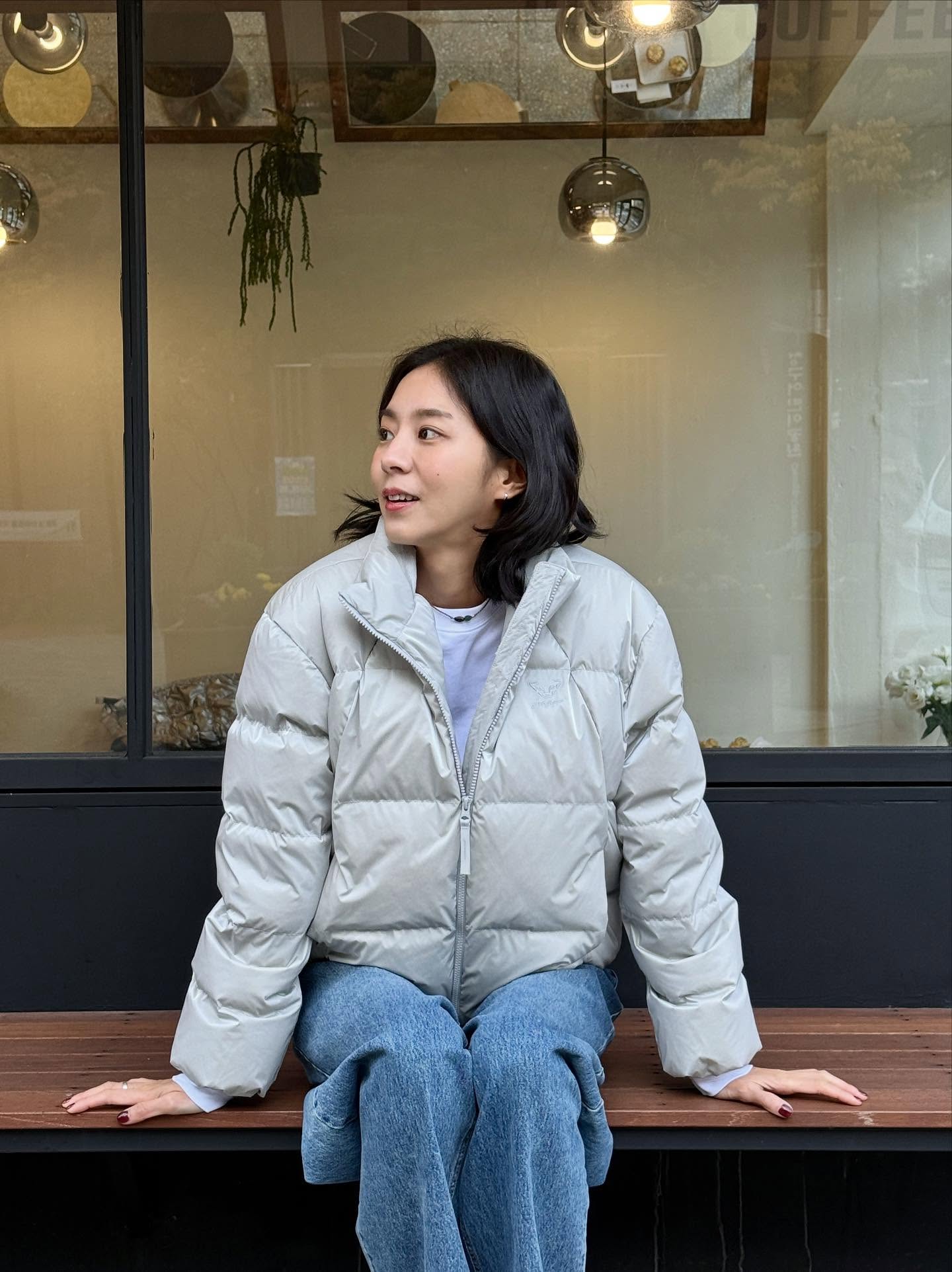 겨울 교복템은 숏패딩이지🩶
솔직히 롱패딩 불편하고 경량패딩은 춥잖아🥶❄️숏패딩이 최고야 이미지6