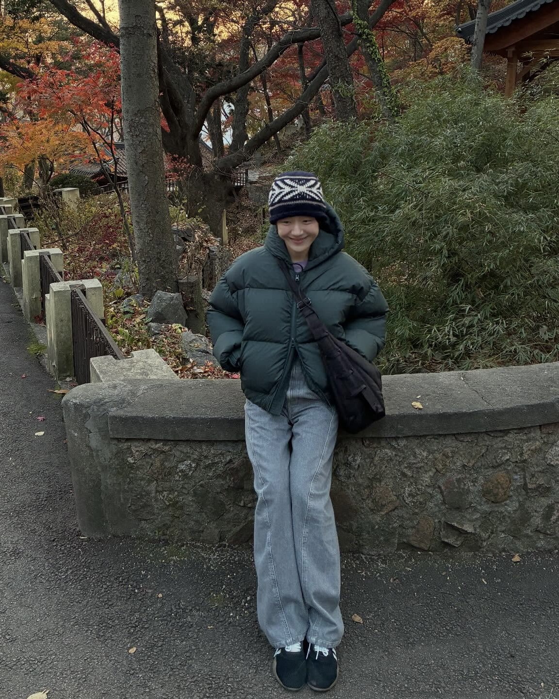 겨울 교복템은 숏패딩이지🩶
솔직히 롱패딩 불편하고 경량패딩은 춥잖아🥶❄️숏패딩이 최고야 이미지2