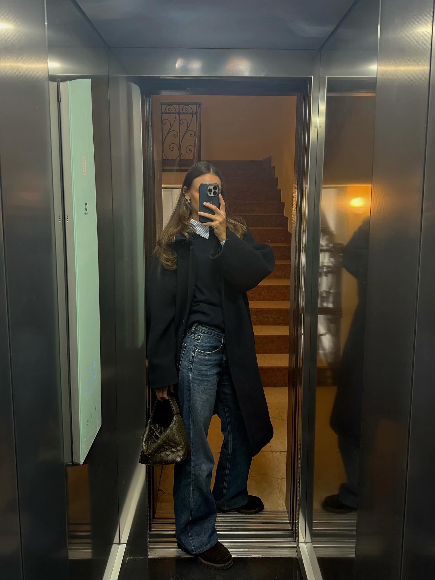 코디에 따라 달라지는 데님룩👖 겨울엔 기본템 청바지에 코트부터 니트까지 다양하게 즐겨봐💙❄️  이미지