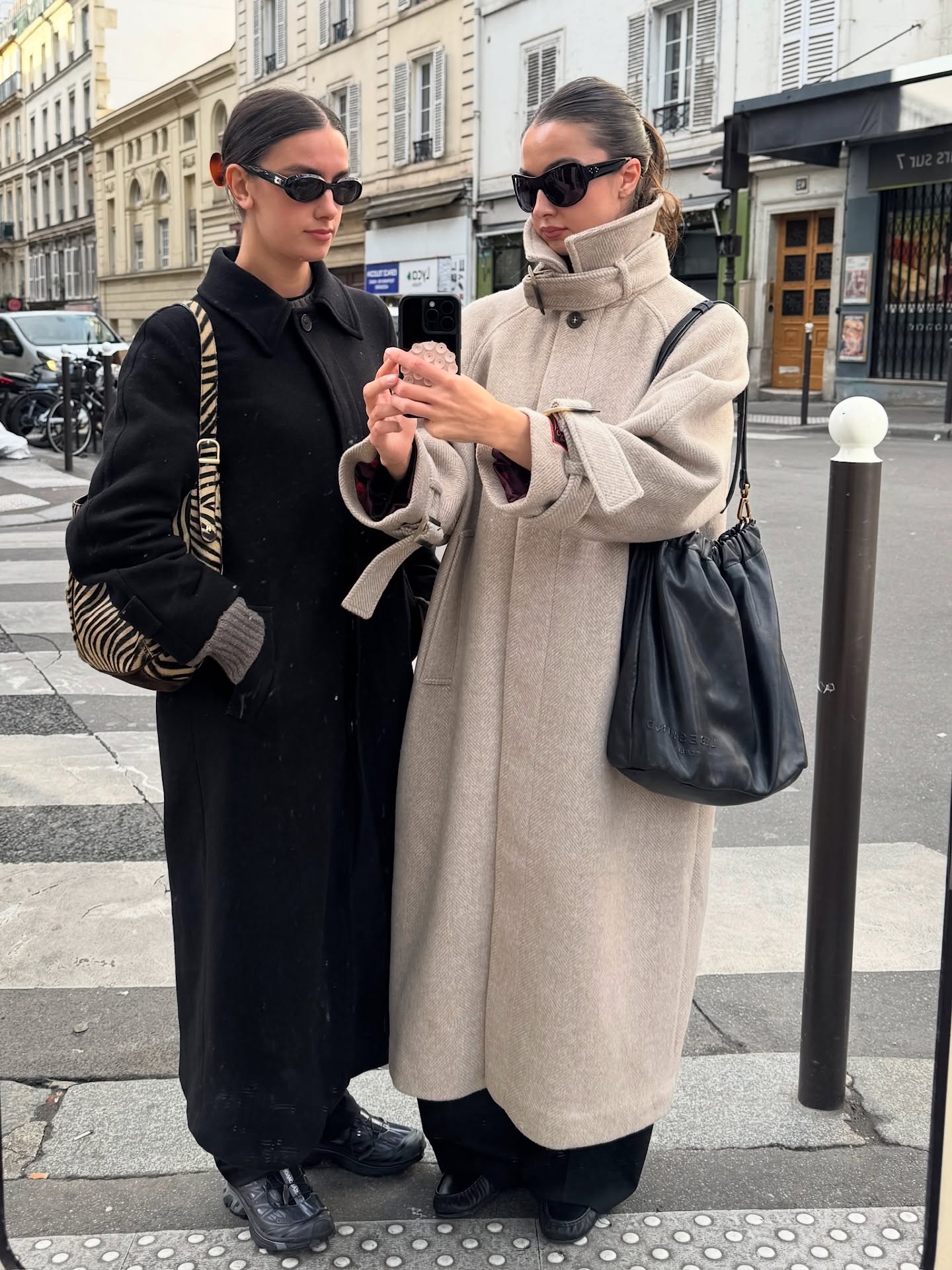 롱코트 이렇게 활용해보세요🤎
니트나 셔츠 레이어로 겨울 코트를 더 분위기 있게🐻✨ 이미지