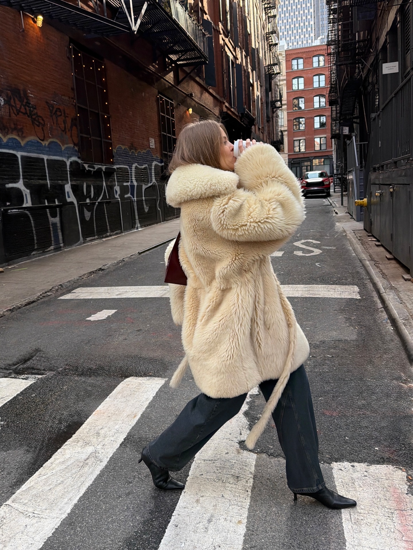 겨울에도 변치 않는 생지 사랑💙
생지 데님 특유의 깊은 색감 덕분에 어떤 옷에도 조화로워👖✨ 이미지7