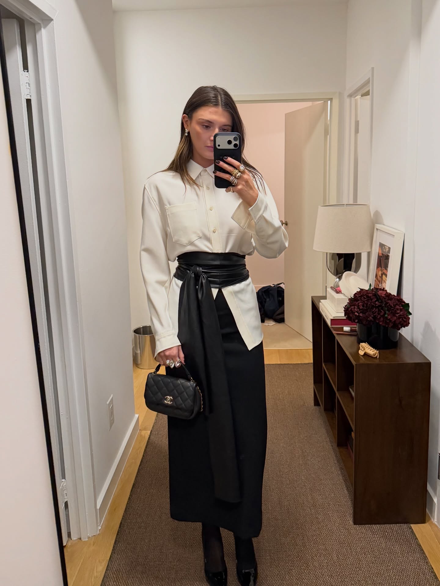 10년은 거뜬한 블랙 롱스커트👍🏻
기본에 충실하면서도 스타일 완벽한, 데일리 필수 클래식템🖤✨ 이미지5