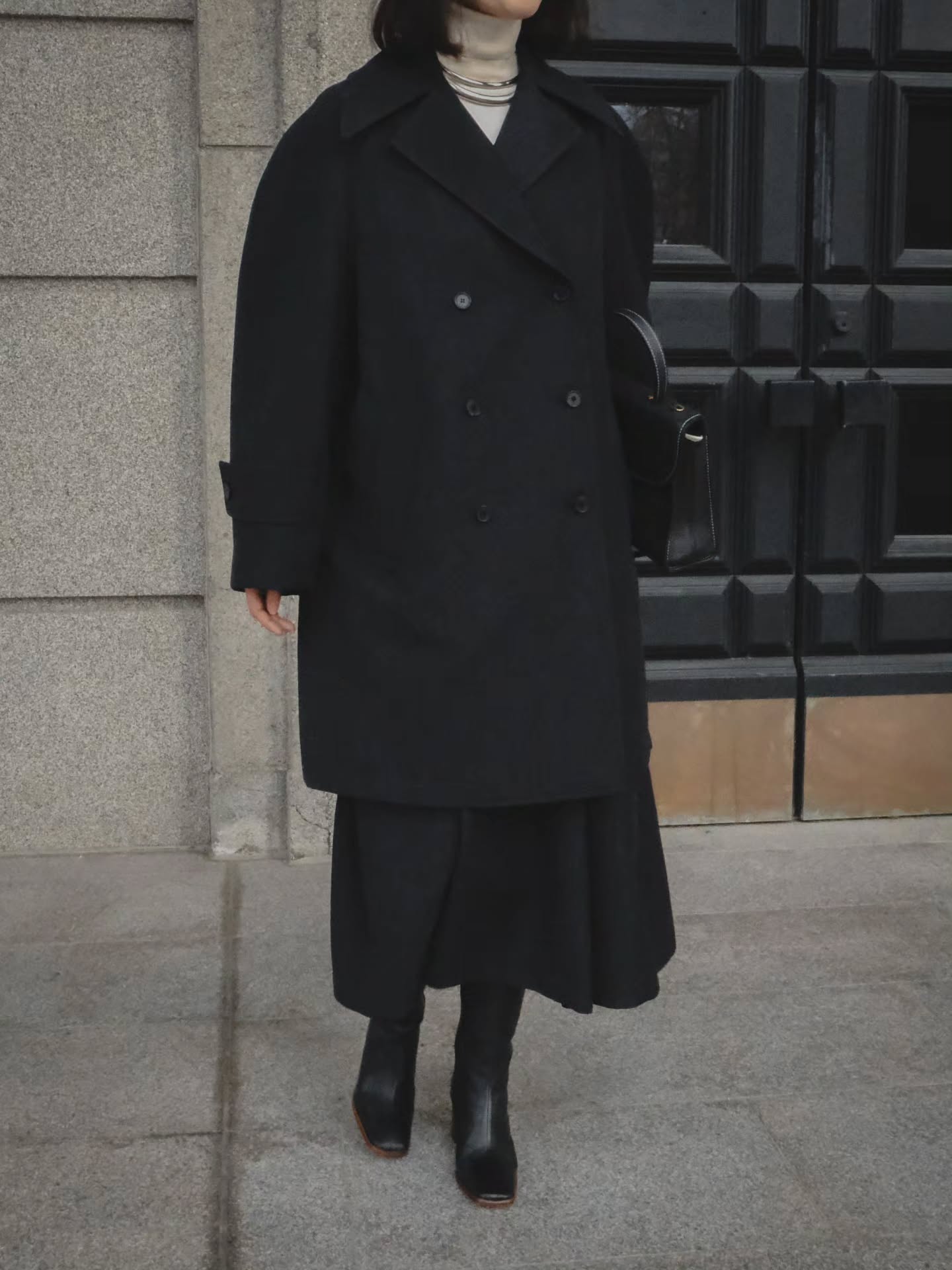 10년은 거뜬한 블랙 롱스커트👍🏻
기본에 충실하면서도 스타일 완벽한, 데일리 필수 클래식템🖤✨ 이미지3