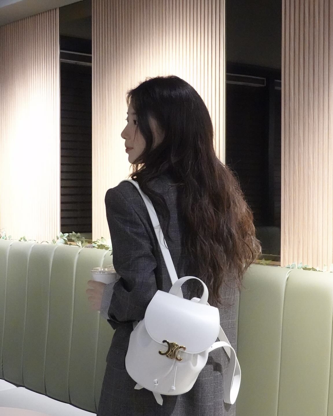 실용성까지 챙긴 진짜 사치 백팩🖤 돈값 제대로 한다…🎒🎶 두고두고 남는 럭셔리 백팩 참고!!  셀럽들의 럭셔리 백팩 2가지를 모았습니다.  1. 셀린느 보니 백팩, 400만 원대 수지가 든 가방은 부드러운 카프스킨 소재에 트리옹프 자석 잠금장치와 드로우스트링 가죽 타이가 더해진 디자인이 특징이죠. 니트와 매치하면 캐주얼한 럭셔리 무드를, 블레이저와 매치하면 모던한 클래식 룩을 완성할 수 있습니다.  2. 메종 마르지엘라 글램 슬램 백팩, 200만 원대 이시영이 착용한 가방은 풀 그레인 나파 가죽에 퀼팅 디테일을 더해 볼륨감 있는 실루엣이 특징으로, 로고 라벨과 체인 스트랩이 포인트를 더해주죠. 흑청 팬츠와 블랙 롱 슬리브에 매치하면 시크하면서도 엣지 있는 스타일을 연출할 수 있습니다. 이미지