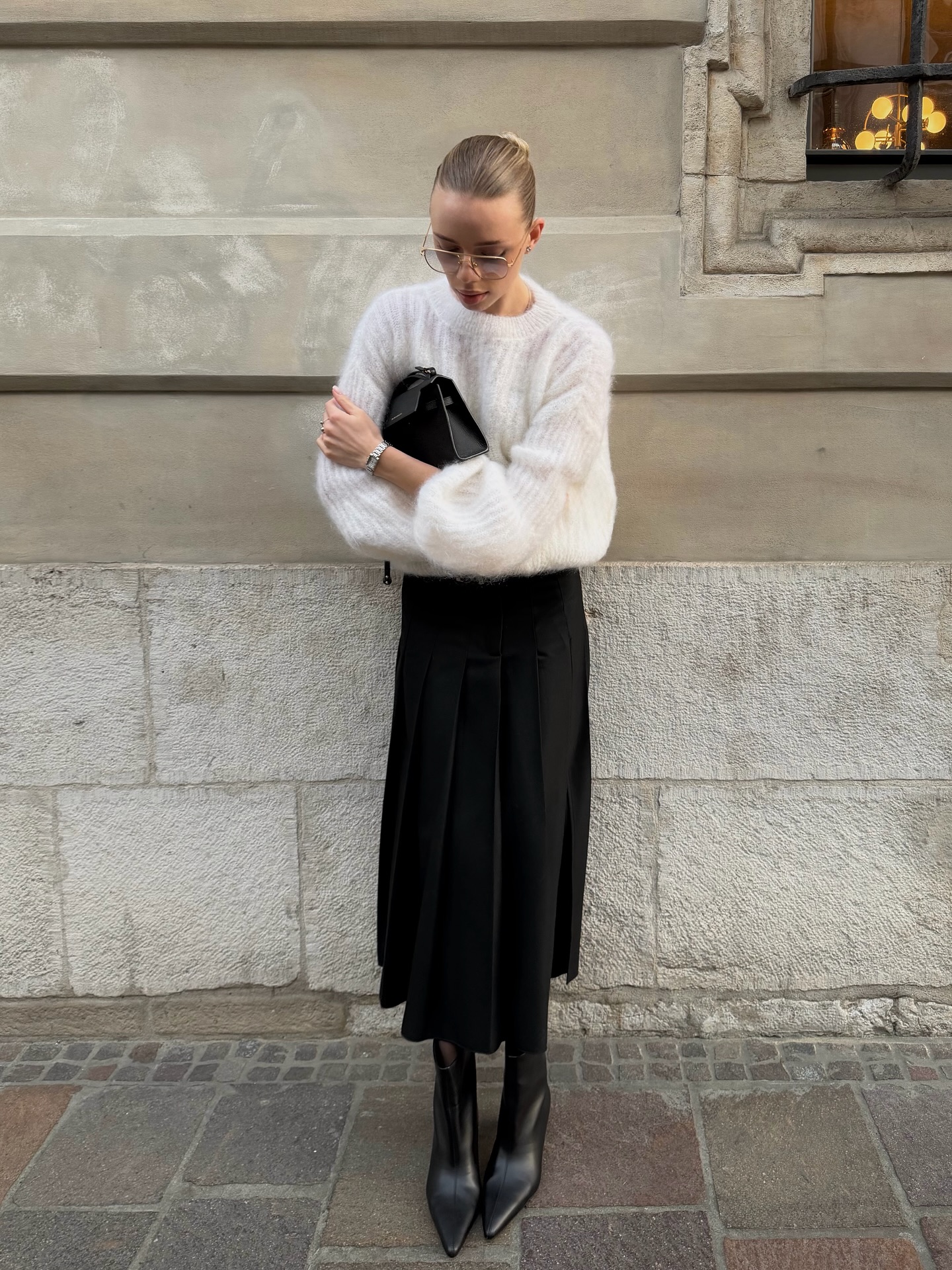 10년은 거뜬한 블랙 롱스커트👍🏻
기본에 충실하면서도 스타일 완벽한, 데일리 필수 클래식템🖤✨ 이미지4