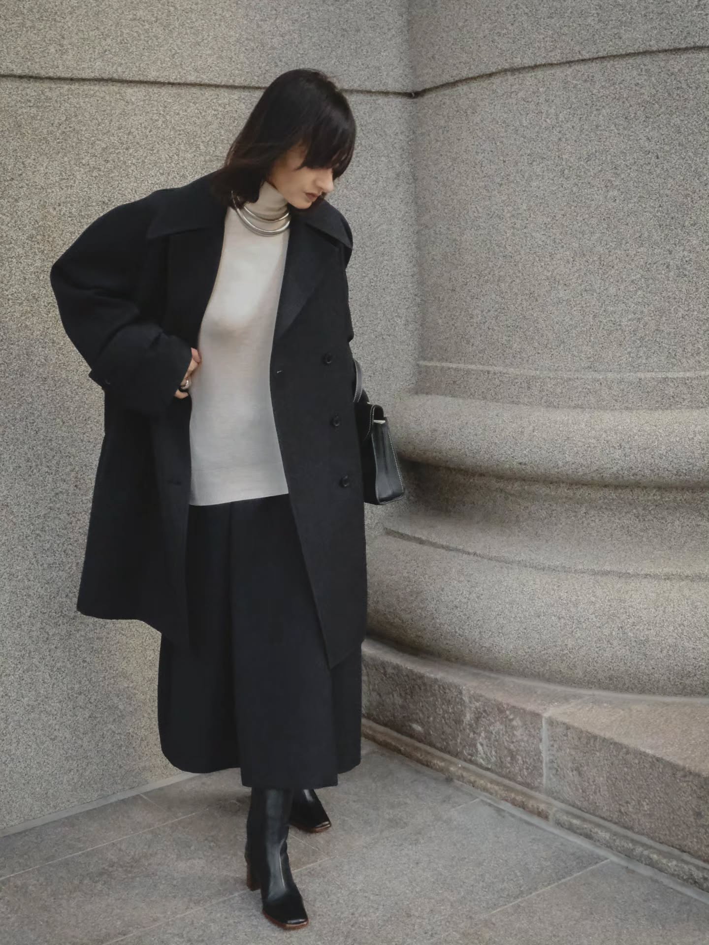 10년은 거뜬한 블랙 롱스커트👍🏻
기본에 충실하면서도 스타일 완벽한, 데일리 필수 클래식템🖤✨ 이미지7