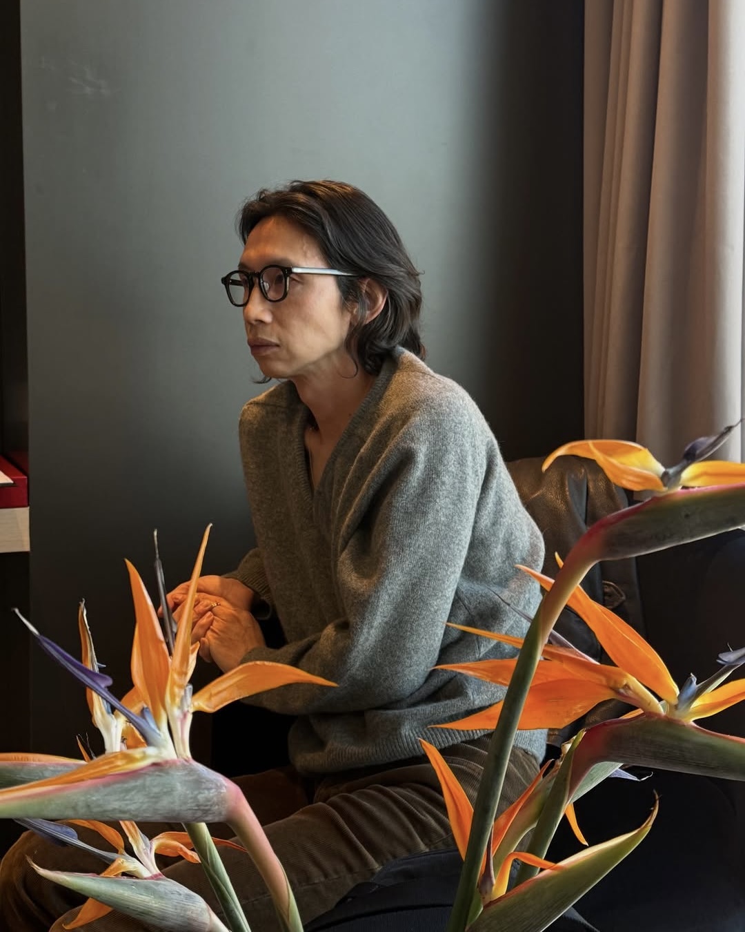 브이넥니트는 무조건 그레이🪨 이미지