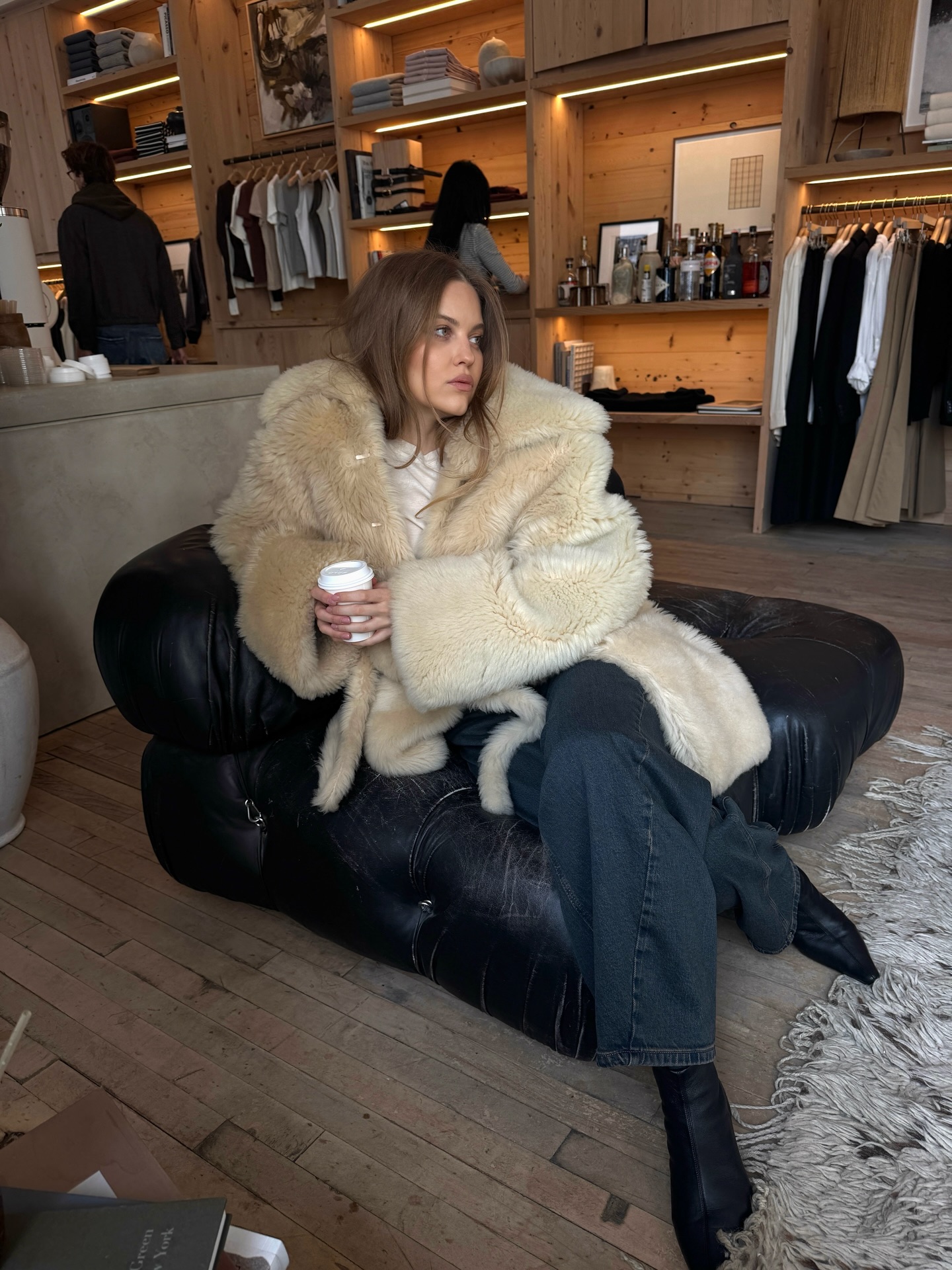 겨울에도 변치 않는 생지 사랑💙
생지 데님 특유의 깊은 색감 덕분에 어떤 옷에도 조화로워👖✨ 이미지6