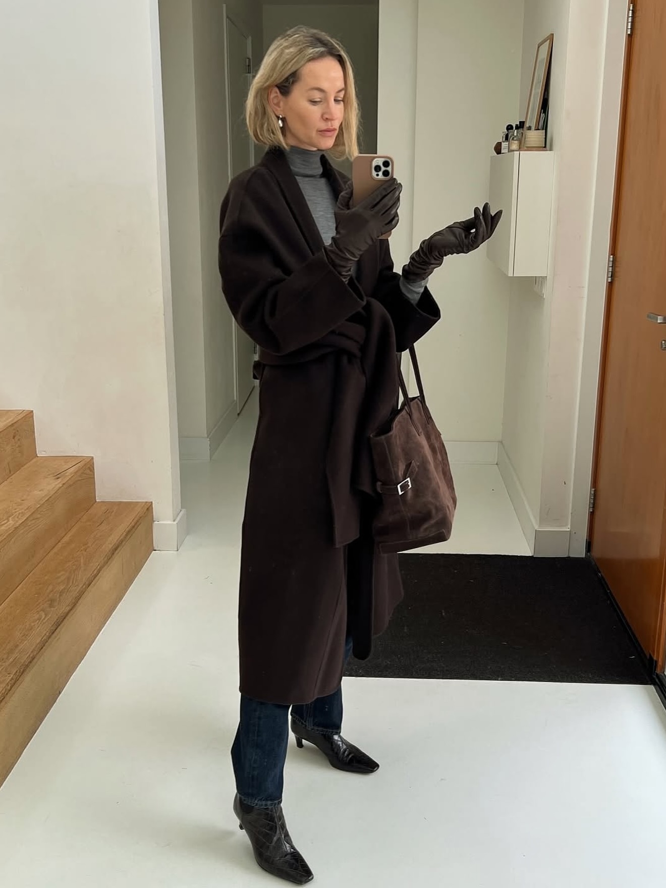 겨울에도 변치 않는 생지 사랑💙
생지 데님 특유의 깊은 색감 덕분에 어떤 옷에도 조화로워👖✨ 이미지3