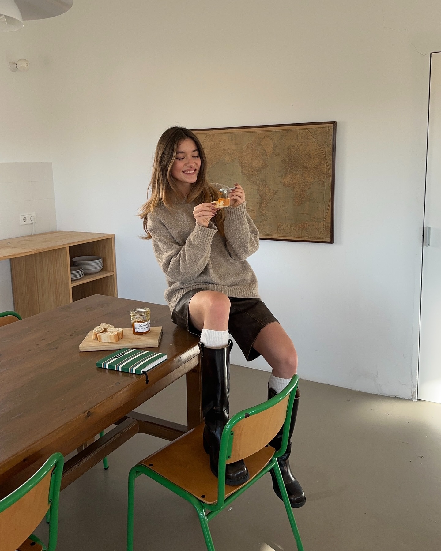 룩의 분위기를 책임질 롱부츠👢
자유롭게 룩을 완성할 수 있는 롱부츠의 각양각색 스타일🖤✨ 이미지3