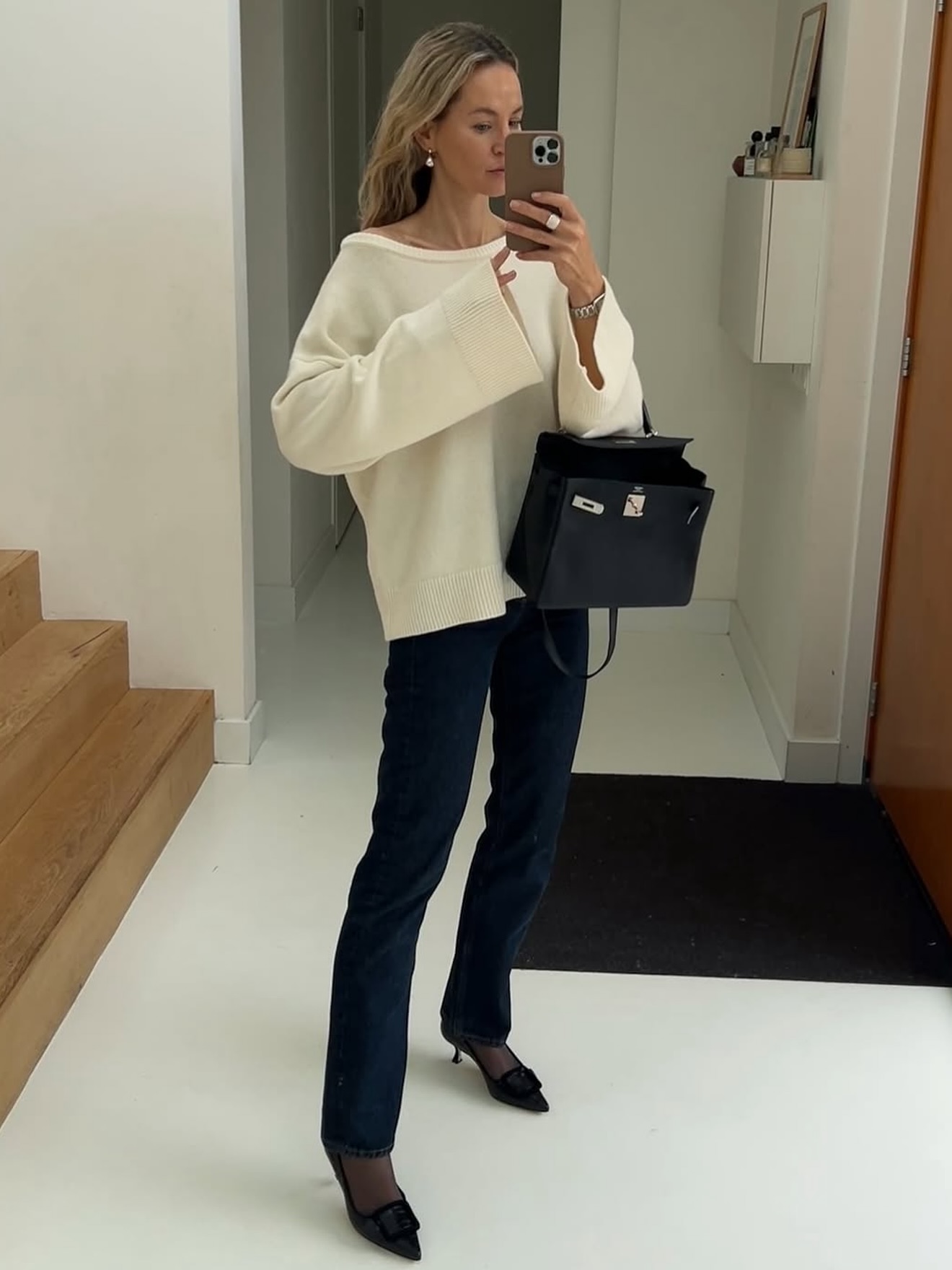 겨울에도 변치 않는 생지 사랑💙
생지 데님 특유의 깊은 색감 덕분에 어떤 옷에도 조화로워👖✨ 이미지1