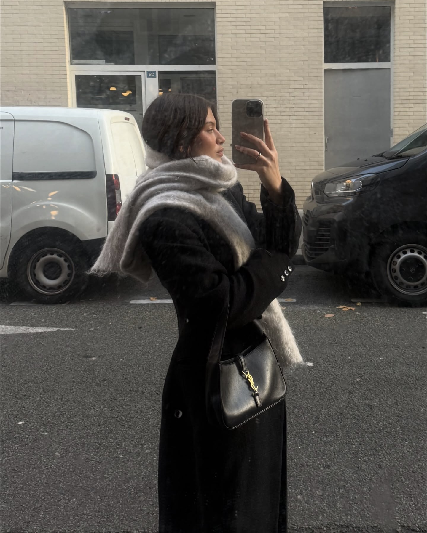 잡화의 계절❄️ 겨울엔 퍼 목도리지
밋밋한 목도리 대신 고급스럽고 세련된 퍼 목도리로 포인트🖤✨ 이미지