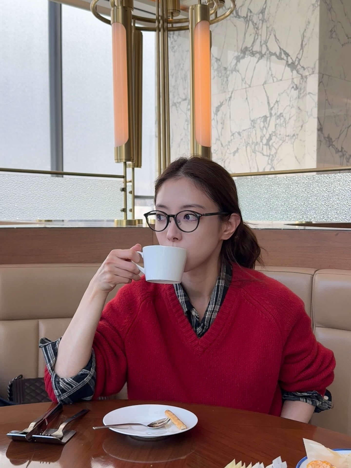 니트만으로 부족 할 때?👀 셔츠 레이어드로 한 번에 단정한 겨울룩 완성☃️✨ 이미지