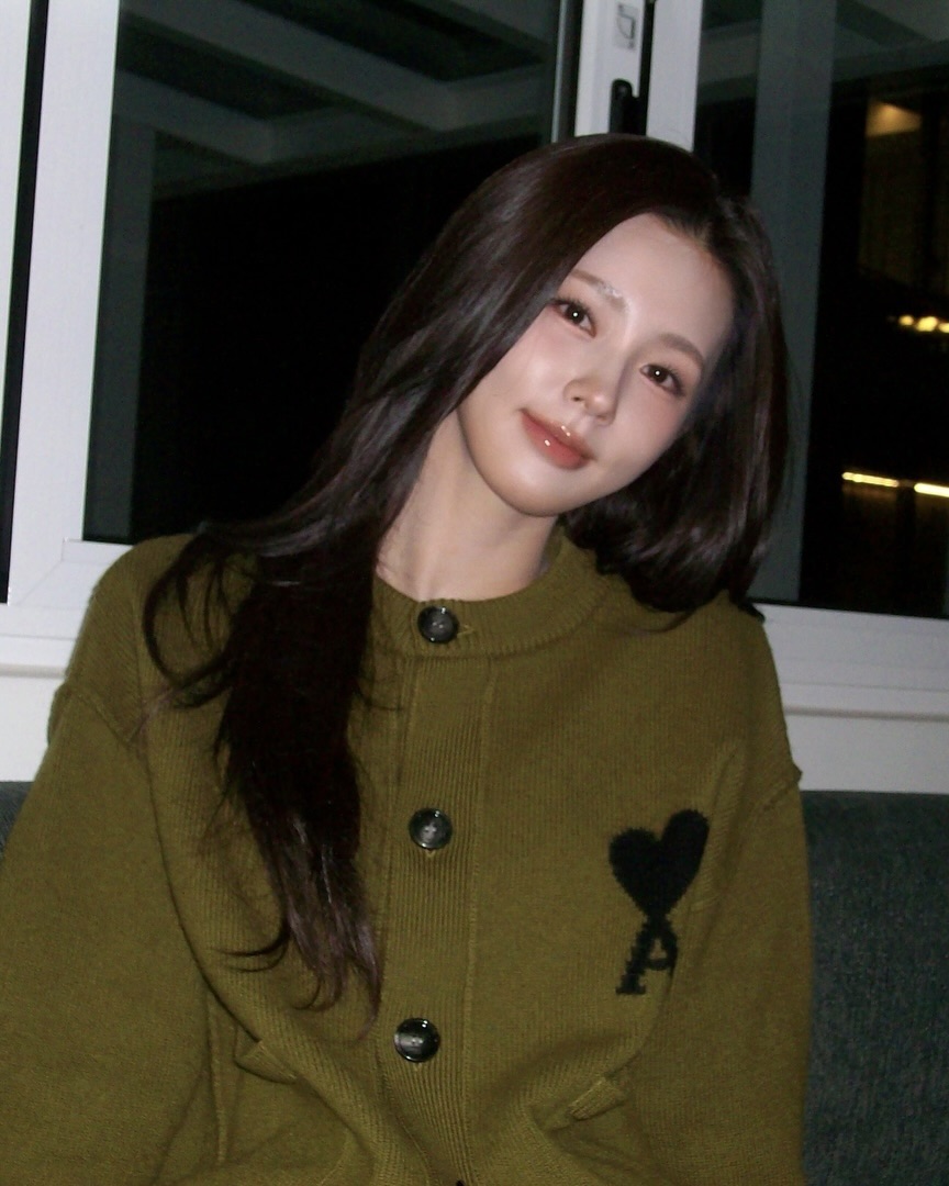 차분하고 포근한 가디건💟
여리여리함 가득한 겨울 가디건 2가지🌱✨

아우터 안에 입기 좋은 가디건, 지금 바로 소개해드릴게요.

1. 구찌 리브 펠티드 울 가디건, 200만 원대
플로럴 크리스털 자수가 돋보이는 리브드 울 가디건입니다. 크롭한 기장과 슬림한 실루엣이 더해져 여성스러운 무드를 완성해주는데요. 최윤지는 미디 스커트와 스틸레토 힐을 매치해 우아한 데일리룩을 연출했습니다.

2. 아미 그린 울 아미 드 꾀흐 가디건, 80만 원대
인타르시아 자수와 혼 버튼이 더해진 가디건입니다. 미연은 브라운 숄더백을 매치해 담백하면서도 분위기 있는 데일리룩을 연출했습니다. 이미지8