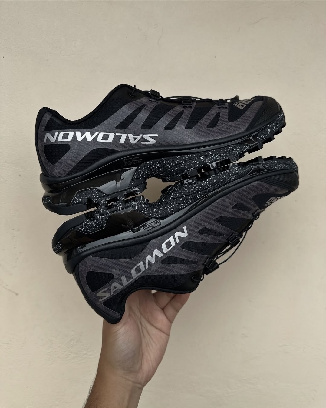 로고가 거꾸로 된 살로몬👟 이미지