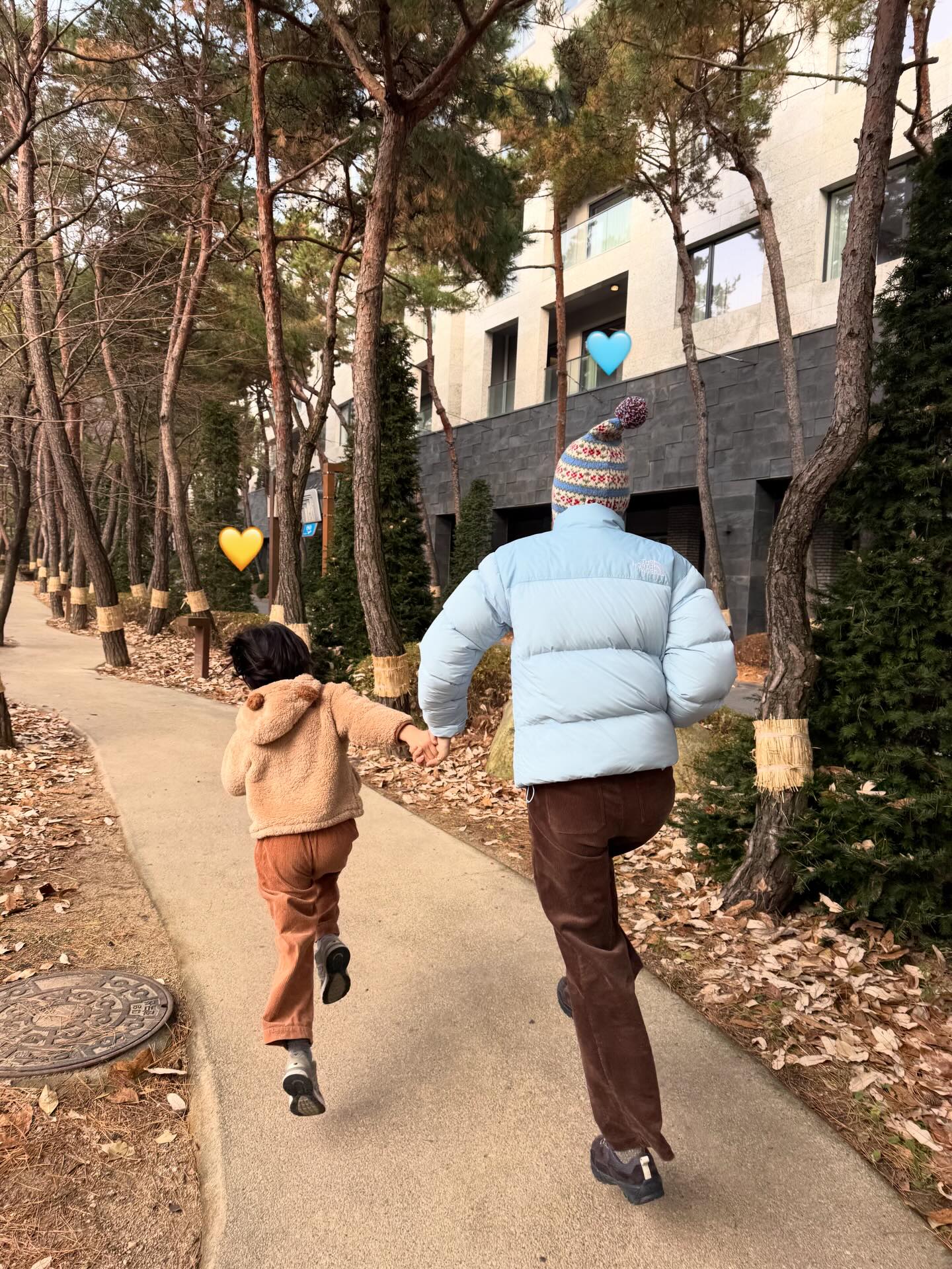 따뜻함은 눕시가 책임져🩵
추위 걱정은 눕시가 다 알아서 해☃️🪄
겨울에 입기 좋은 패딩 2가지, 지금 바로 소개해드릴게요.
1. 클라우드 눕시 다운 자켓, 40만 원대
클래식 눕시 모델로, 밑단 스트링으로 보온을 잡아주고 안쪽과 소매에는 부드러운 소재를 더해 편안함을 높인 제품입니다. 브라운 코듀로이 팬츠와 매치해 따뜻하면서도 활용도 높은 데일리룩을 완성했습니다.
2. 아콘카구아 자켓, 30만 원대
광택감 있는 나일론 소재의 다운 자켓으로, 가벼운 비나 눈에도 방수가 되며 착용감을 높인 제품입니다. 김나영은 핑크 코듀로이 팬츠와 매치해 포근하면서도 담백한 겨울 데일리룩을 연출했습니다. 이미지2