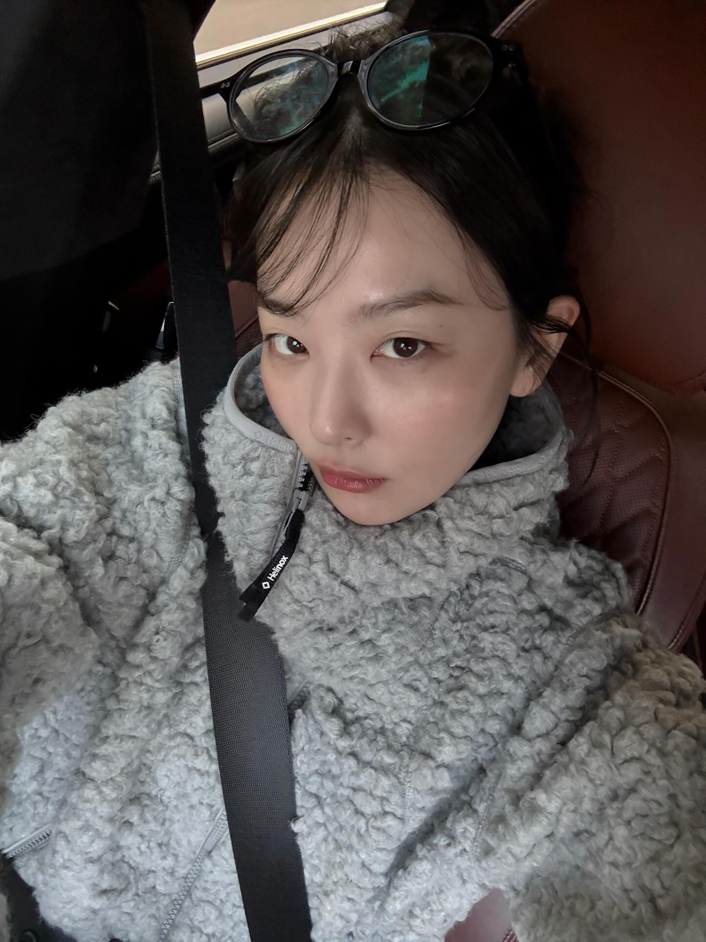 겨울에 뽀글이 없인 못 살아🩶 폭신하고 따뜻한 뽀글이 하나면 충분해🧸🪄  겨울에 입기 좋은 아우터, 지금 바로 소개해드릴게요.  1. 헬리녹스 울 플리스 자켓, 40만 원대 하이넥 디자인의 플리스 집업 자켓입니다. 울 혼방 소재 특유의 보온성과 습도 조절 기능으로 장시간 착용에도 쾌적함을 유지해주는데요. 슬기는 체크 와이드 팬츠와 어그 부츠를 매치해 포근한 겨울 데일리룩을 완성했습니다.  2. 빔바이롤라 리버서블 퍼 코트, 40만 원대 리버서블 디자인의 퍼 코트입니다. 크루넥 라인과 가죽 트리밍이 더해져 따뜻하면서도 가벼운 착용감을 선사하는데요. 이민정은 롱스커트와 빅 숄더백을 매치해 감각적인 겨울 데일리룩을 완성했습니다. 이미지