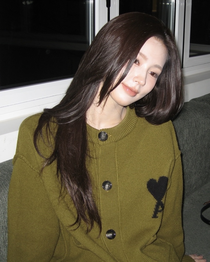 차분하고 포근한 가디건💟
여리여리함 가득한 겨울 가디건 2가지🌱✨

아우터 안에 입기 좋은 가디건, 지금 바로 소개해드릴게요.

1. 구찌 리브 펠티드 울 가디건, 200만 원대
플로럴 크리스털 자수가 돋보이는 리브드 울 가디건입니다. 크롭한 기장과 슬림한 실루엣이 더해져 여성스러운 무드를 완성해주는데요. 최윤지는 미디 스커트와 스틸레토 힐을 매치해 우아한 데일리룩을 연출했습니다.

2. 아미 그린 울 아미 드 꾀흐 가디건, 80만 원대
인타르시아 자수와 혼 버튼이 더해진 가디건입니다. 미연은 브라운 숄더백을 매치해 담백하면서도 분위기 있는 데일리룩을 연출했습니다. 이미지7