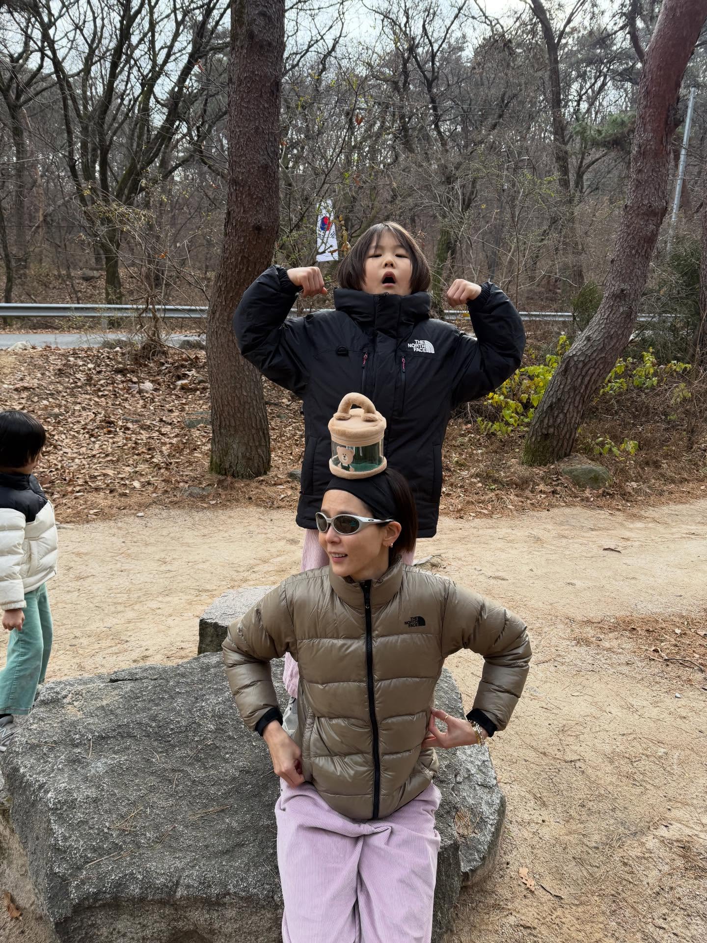 따뜻함은 눕시가 책임져🩵
추위 걱정은 눕시가 다 알아서 해☃️🪄
겨울에 입기 좋은 패딩 2가지, 지금 바로 소개해드릴게요.
1. 클라우드 눕시 다운 자켓, 40만 원대
클래식 눕시 모델로, 밑단 스트링으로 보온을 잡아주고 안쪽과 소매에는 부드러운 소재를 더해 편안함을 높인 제품입니다. 브라운 코듀로이 팬츠와 매치해 따뜻하면서도 활용도 높은 데일리룩을 완성했습니다.
2. 아콘카구아 자켓, 30만 원대
광택감 있는 나일론 소재의 다운 자켓으로, 가벼운 비나 눈에도 방수가 되며 착용감을 높인 제품입니다. 김나영은 핑크 코듀로이 팬츠와 매치해 포근하면서도 담백한 겨울 데일리룩을 연출했습니다. 이미지6