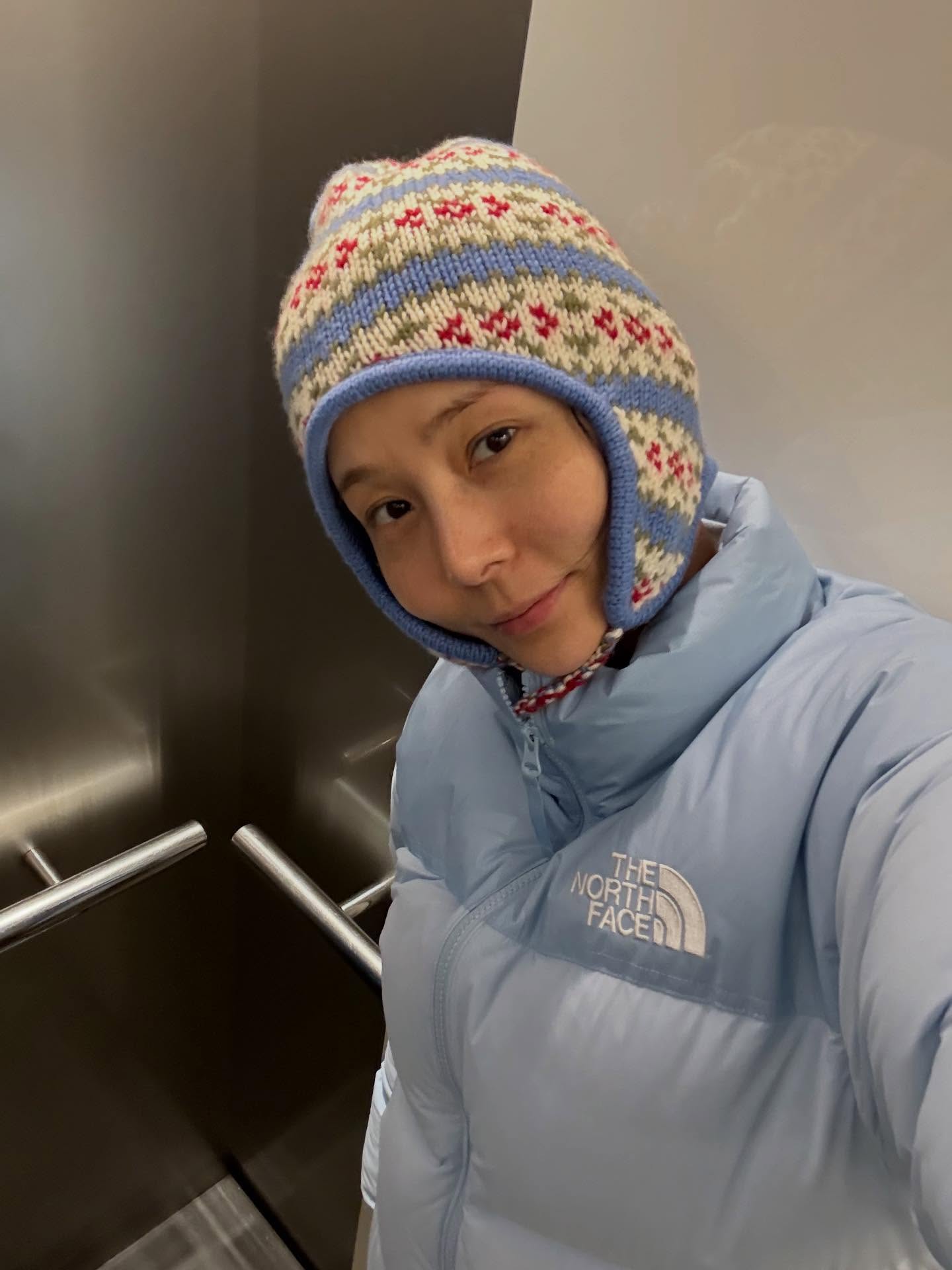 따뜻함은 눕시가 책임져🩵
추위 걱정은 눕시가 다 알아서 해☃️🪄
겨울에 입기 좋은 패딩 2가지, 지금 바로 소개해드릴게요.
1. 클라우드 눕시 다운 자켓, 40만 원대
클래식 눕시 모델로, 밑단 스트링으로 보온을 잡아주고 안쪽과 소매에는 부드러운 소재를 더해 편안함을 높인 제품입니다. 브라운 코듀로이 팬츠와 매치해 따뜻하면서도 활용도 높은 데일리룩을 완성했습니다.
2. 아콘카구아 자켓, 30만 원대
광택감 있는 나일론 소재의 다운 자켓으로, 가벼운 비나 눈에도 방수가 되며 착용감을 높인 제품입니다. 김나영은 핑크 코듀로이 팬츠와 매치해 포근하면서도 담백한 겨울 데일리룩을 연출했습니다. 이미지3