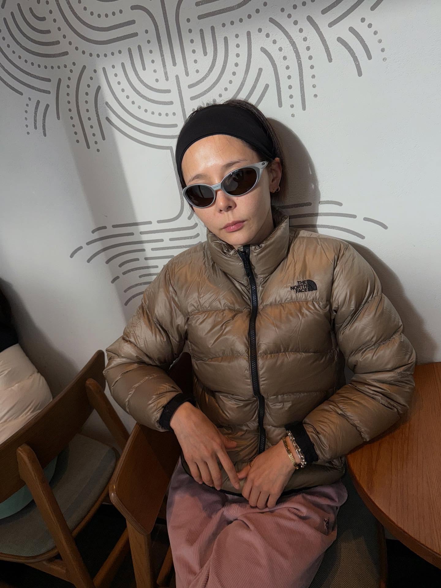 따뜻함은 눕시가 책임져🩵
추위 걱정은 눕시가 다 알아서 해☃️🪄
겨울에 입기 좋은 패딩 2가지, 지금 바로 소개해드릴게요.
1. 클라우드 눕시 다운 자켓, 40만 원대
클래식 눕시 모델로, 밑단 스트링으로 보온을 잡아주고 안쪽과 소매에는 부드러운 소재를 더해 편안함을 높인 제품입니다. 브라운 코듀로이 팬츠와 매치해 따뜻하면서도 활용도 높은 데일리룩을 완성했습니다.
2. 아콘카구아 자켓, 30만 원대
광택감 있는 나일론 소재의 다운 자켓으로, 가벼운 비나 눈에도 방수가 되며 착용감을 높인 제품입니다. 김나영은 핑크 코듀로이 팬츠와 매치해 포근하면서도 담백한 겨울 데일리룩을 연출했습니다. 이미지7