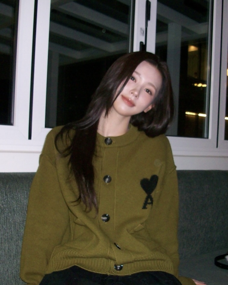 차분하고 포근한 가디건💟
여리여리함 가득한 겨울 가디건 2가지🌱✨

아우터 안에 입기 좋은 가디건, 지금 바로 소개해드릴게요.

1. 구찌 리브 펠티드 울 가디건, 200만 원대
플로럴 크리스털 자수가 돋보이는 리브드 울 가디건입니다. 크롭한 기장과 슬림한 실루엣이 더해져 여성스러운 무드를 완성해주는데요. 최윤지는 미디 스커트와 스틸레토 힐을 매치해 우아한 데일리룩을 연출했습니다.

2. 아미 그린 울 아미 드 꾀흐 가디건, 80만 원대
인타르시아 자수와 혼 버튼이 더해진 가디건입니다. 미연은 브라운 숄더백을 매치해 담백하면서도 분위기 있는 데일리룩을 연출했습니다. 이미지9