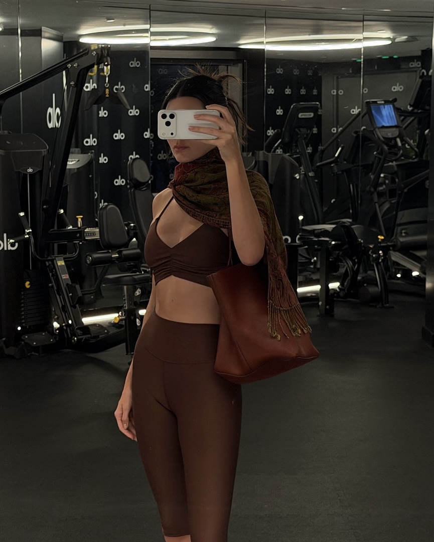 켄달하면 알로 알로하면 켄달🤎
실내 운동에도 빠질 수 없는 켄달 제너의 알로🏃‍♀️✨

1. 알로 에어리프트 디바인 브라, 10만 원대
앞면 셔링 디테일과 슬림한 백 크로스 스트랩이 특징인 브라로, 스트랩 길이 조절이 가능해 체형에 맞춘 안정적인 핏을 제공합니다. 탈부착 가능한 브라 패드가 더해져 운동부터 일상까지 활용도 높게 착용할 수 있는 아이템입니다.

2. 에어리프트 하이웨이스트 카프리, 10만 원대
하이웨이스트 디자인의 16인치 기장 카프리 팬츠입니다. 신축성이 뛰어나 요가나 발레, 일상룩에도 매치할 수 있는 아이템입니다. 이미지2