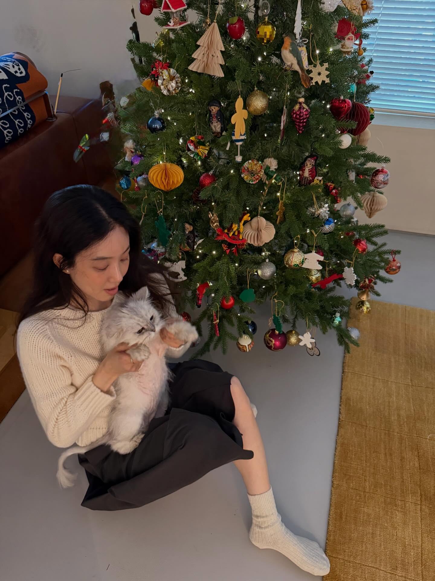 따뜻하게 입는 롱스커트룩🩶
기모 타이즈에 부츠만 더하면 겨울 데일리룩 완성🎄 이미지2