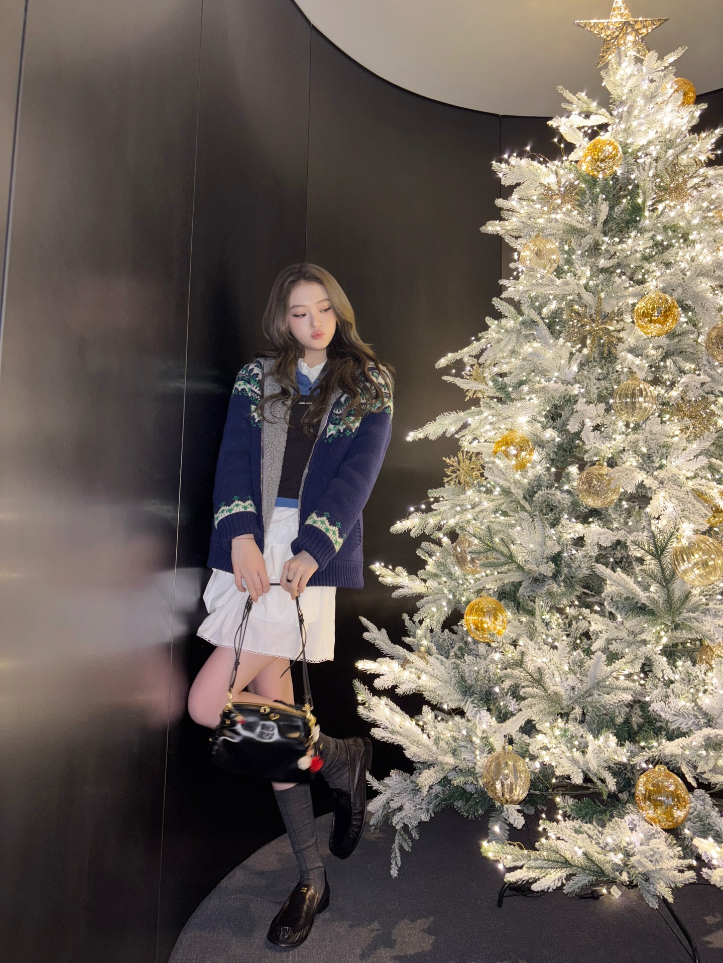 연말룩을 밝혀줄 미우미우백✨
니트에 찰떡인 미우미우백 2가지👜🖤
겨울에 포인트를 더해줄 미우미우백, 지금 소개해드릴게요.
1 가죽 클러치, 300만 원대
심플한 실루엣에 클래식한 무드가 더해진 클러치입니다. 골드 하드웨어가 포인트가 되어 숄더, 클러치, 크로스백 등 다양한 스타일링이 가능한 아이템인데요. 엘라는 니트 집업과 화이트 스커트를 매치해 겨울 데일리룩을 완성했습니다.
2. 솔리테르 광택 가죽 백, 500만 원대
2006년 미우미우 아카이브에서 영감을 받은 핸드백으로 우아한 분위기의 아이템입니다. 모모는 그레이 니트와 퍼 머플러를 매치해 연말룩을 완성했습니다. 이미지2