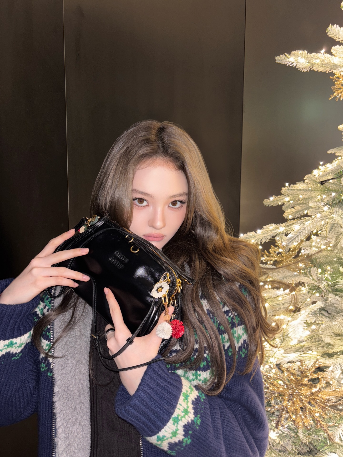 연말룩을 밝혀줄 미우미우백✨
니트에 찰떡인 미우미우백 2가지👜🖤
겨울에 포인트를 더해줄 미우미우백, 지금 소개해드릴게요.
1 가죽 클러치, 300만 원대
심플한 실루엣에 클래식한 무드가 더해진 클러치입니다. 골드 하드웨어가 포인트가 되어 숄더, 클러치, 크로스백 등 다양한 스타일링이 가능한 아이템인데요. 엘라는 니트 집업과 화이트 스커트를 매치해 겨울 데일리룩을 완성했습니다.
2. 솔리테르 광택 가죽 백, 500만 원대
2006년 미우미우 아카이브에서 영감을 받은 핸드백으로 우아한 분위기의 아이템입니다. 모모는 그레이 니트와 퍼 머플러를 매치해 연말룩을 완성했습니다. 이미지3