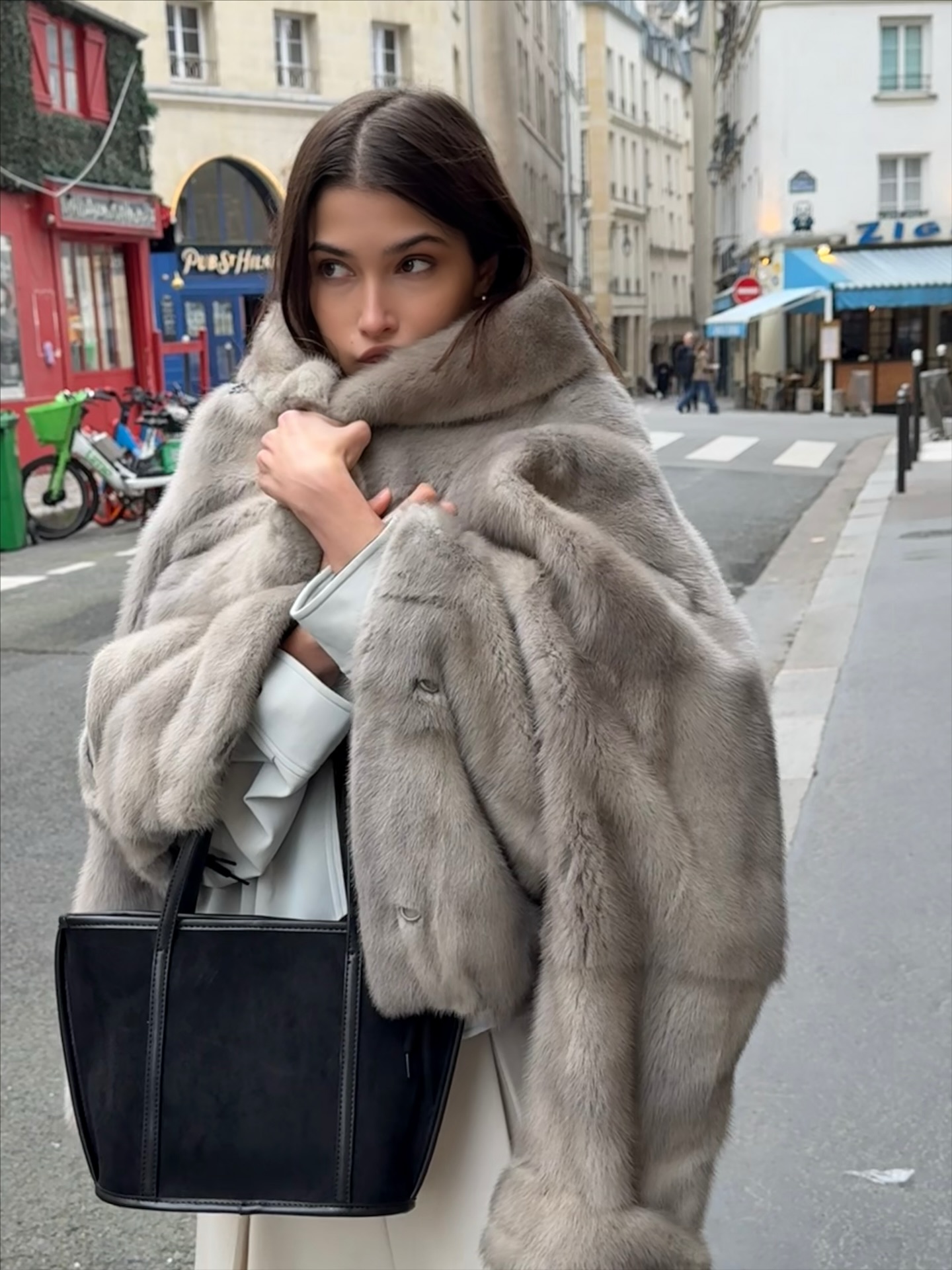 오늘 같이 추운 날엔 퍼자켓🧸
포근한 두께감으로 한파에도 따뜻하고 분위기는 고급스럽게✨ 이미지4